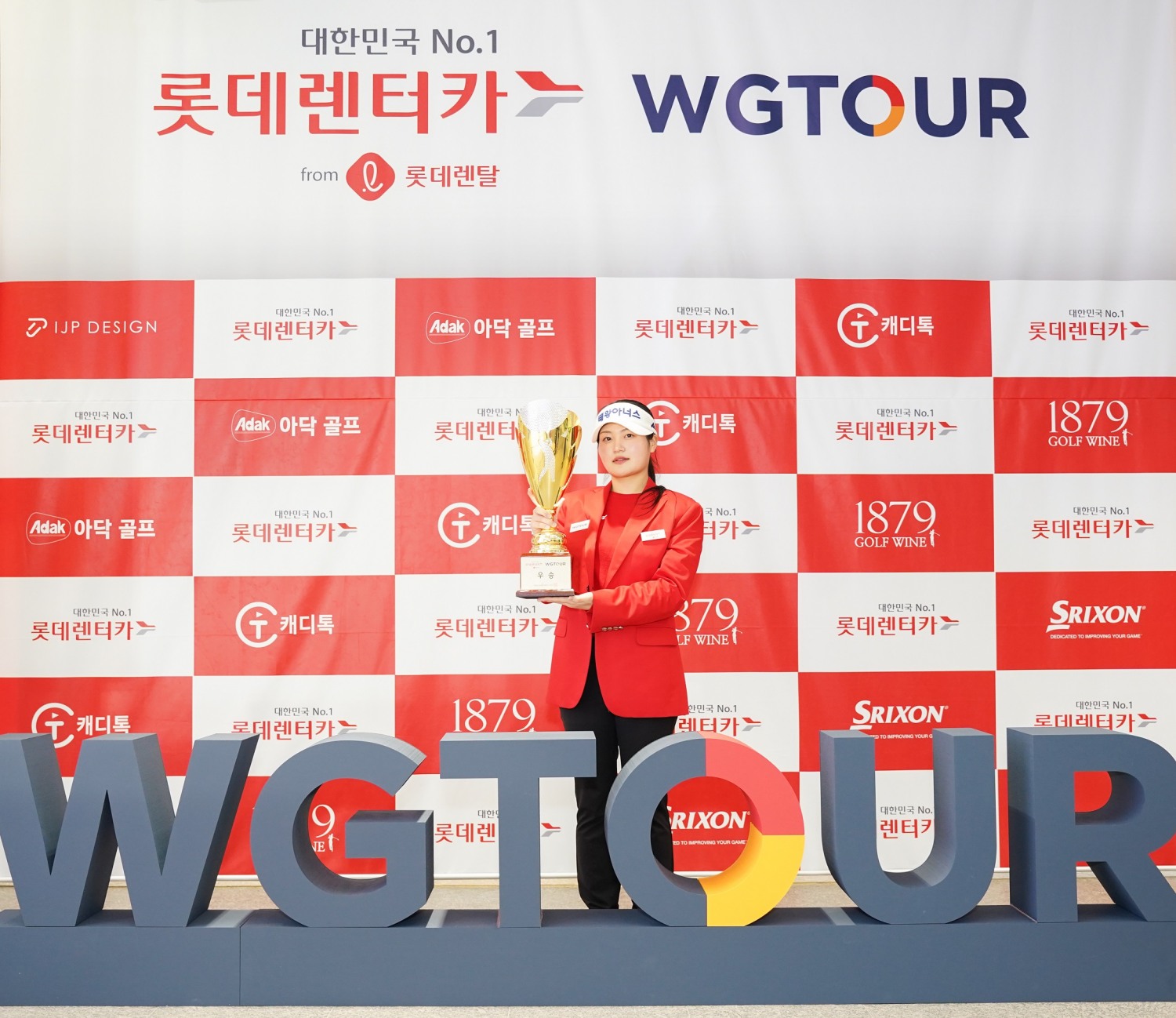 지난 12일(일) 대전 골프존조이마루에서 열린 ‘2025 롯데렌탈 롯데렌터카 WGTOUR’ 1차 대회 우승자 홍현지가 우승컵을 들고 기념사진을 촬영하고 있다.