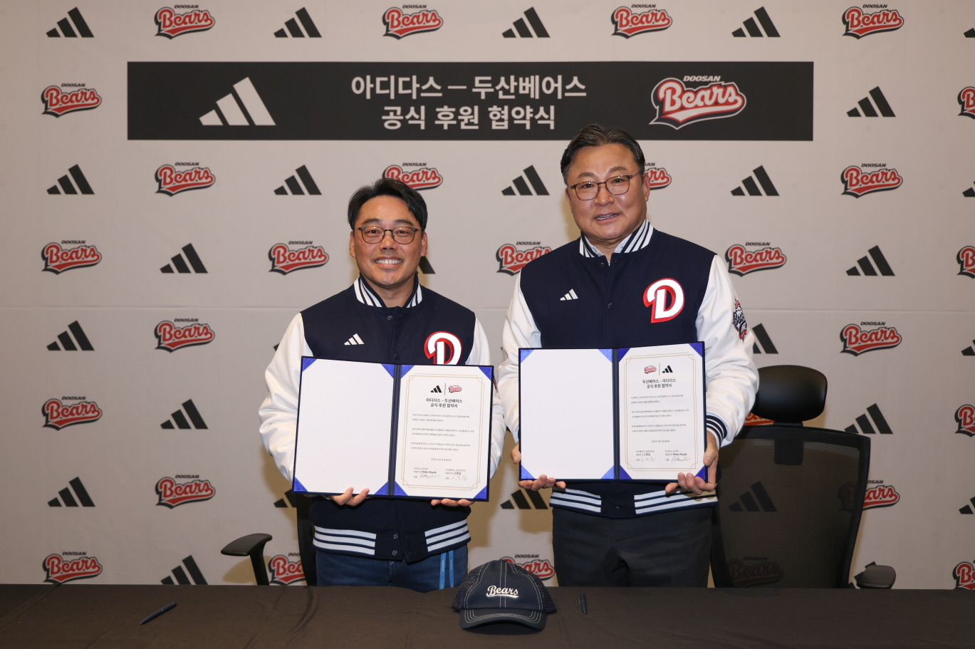 〈사진설명〉 왼쪽부터 아디다스코리아 피터곽 대표, 두산베어스 고영섭 사장