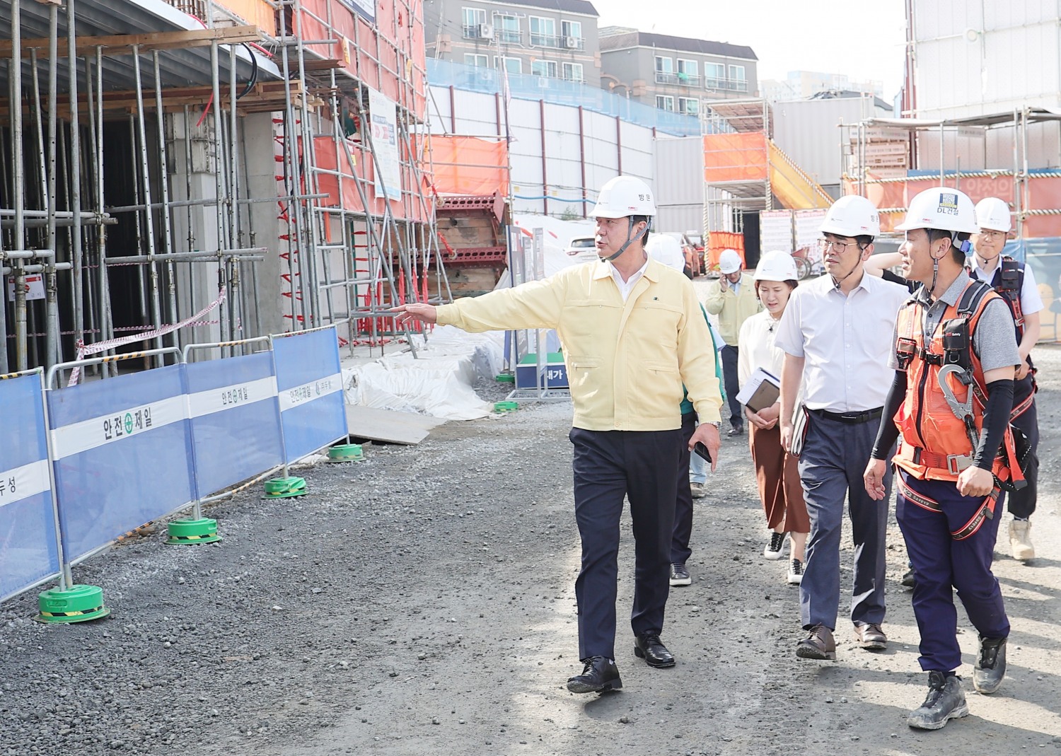 이영훈 미추홀구청장이 관내 숭의3구역 건설현장을 방문하여 안전점검을 실시하고 있다 (제공=인천미추홀구청)