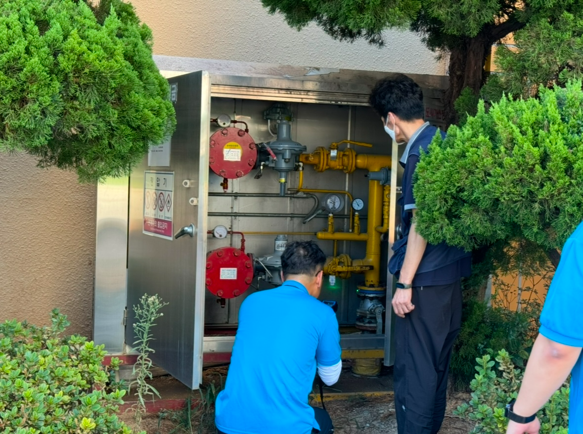 도시가스 공급사 직원이 도시가스 시설물을 점검하고 있다