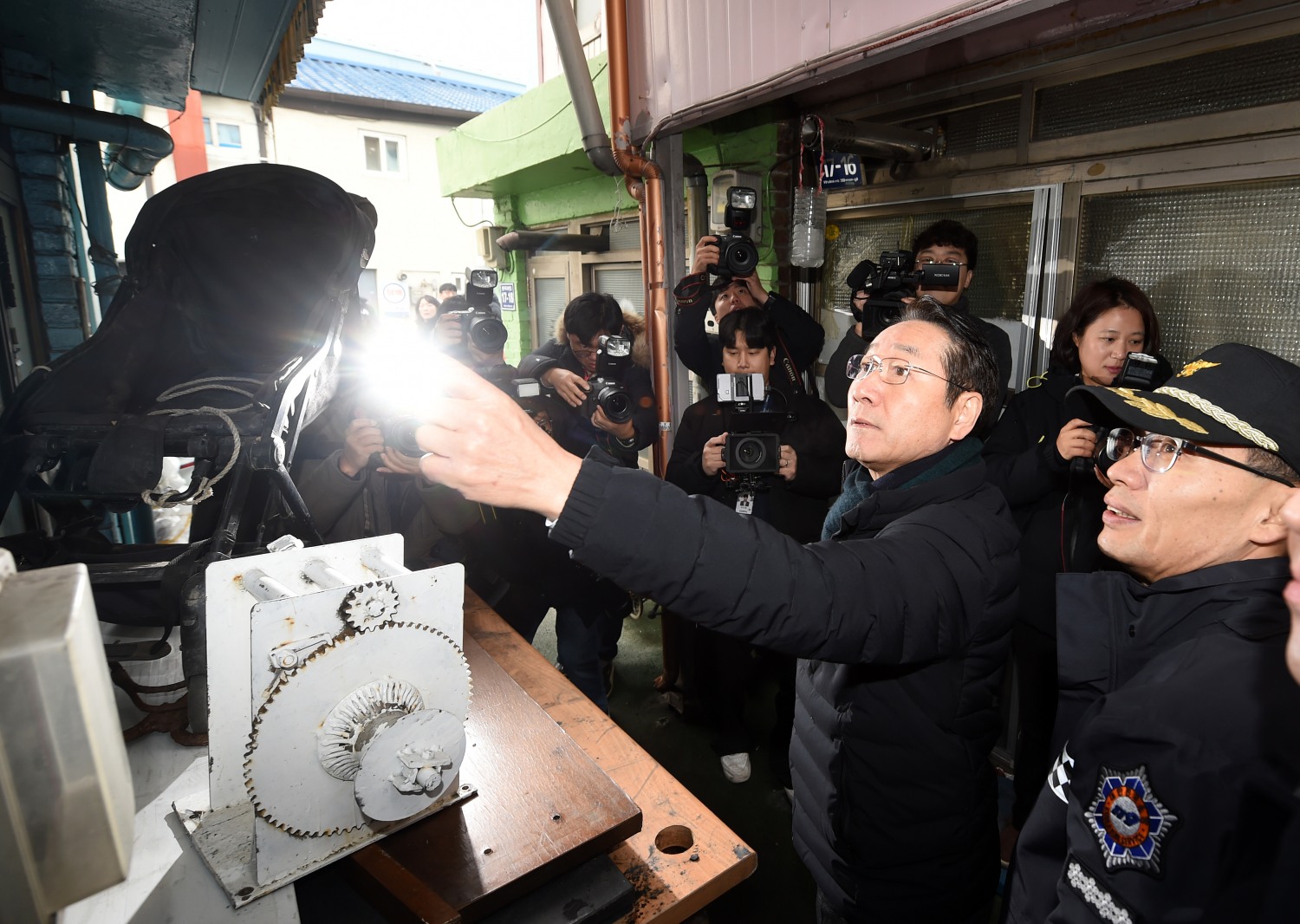 유정복 인천광역시장이 14일 개항동 쪽방촌에서 동절기 안전점검을 하고 있다. (제공=인천광역시청)