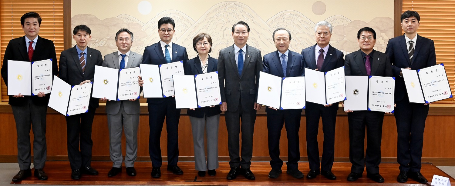 유정복 인천광역시장이 14일 시청 접견실에서 기후환경대사, 특보, 수석, 총괄계획가에게 임용장을 수여한 뒤 기념촬영을 하고 있다.(왼쪽부터 박세훈 사회수석, 지석규 정무수석, 에드워드 양 총괄계획가, 강성옥 홍보수석, 박옥진 문화수석, 유정복 인천시장, 홍일표 기후환경대사, 김규하 안보특보, 변주영 경제특보, 봉성범 정책수석)
