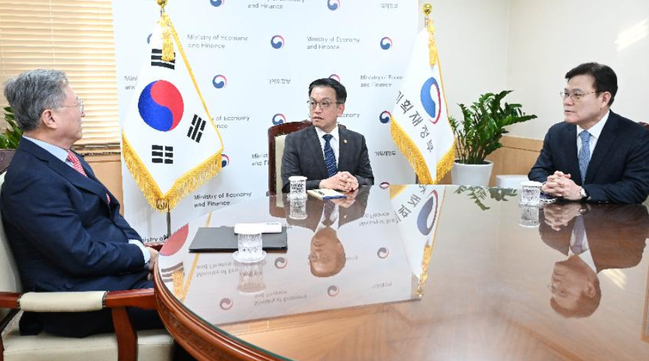 사진: 최상목 대통령권한대행의 최중경 국제투자협력대사와 최종구 국제금융협력대사 접견 모습