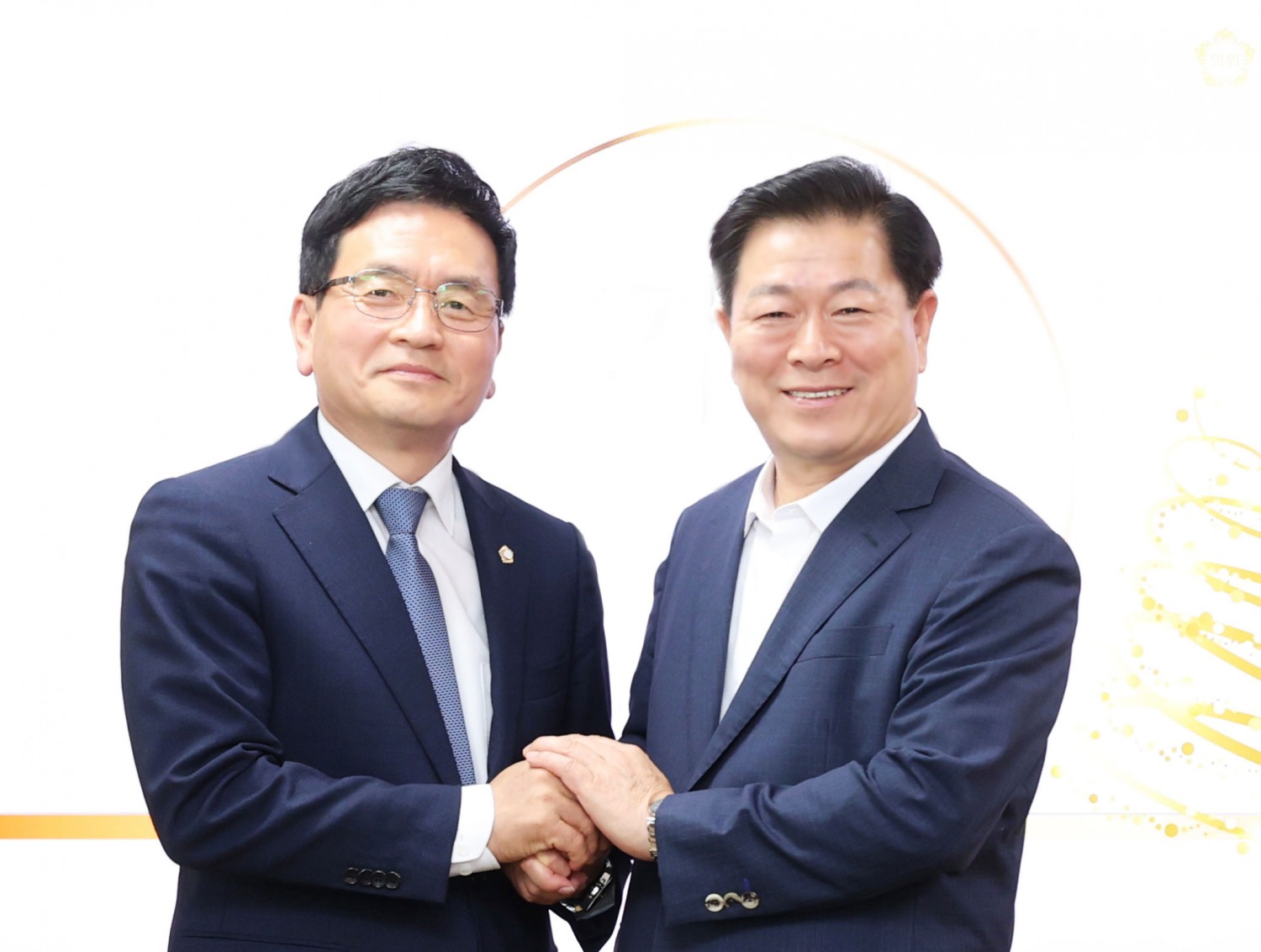 이지석 광명시의회 의장(왼쪽)과 광명시장(오른쪽)
