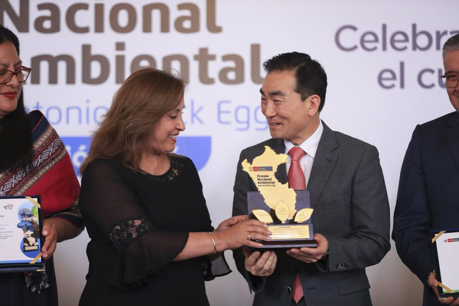 하나님의 교회가 페루 최고 환경상인 '안토니오 브락 에그' 국가환경상을 수상했다. 8일 페루 대통령궁에서 열린 시상식에서 디나 에르실리아 볼루아르테 세가라 대통령(왼쪽)이 '페루포셋 하나님의 교회' 김왕현 목사에게 상패를 수여하고 있다. (페루 환경부 공보실 제공)