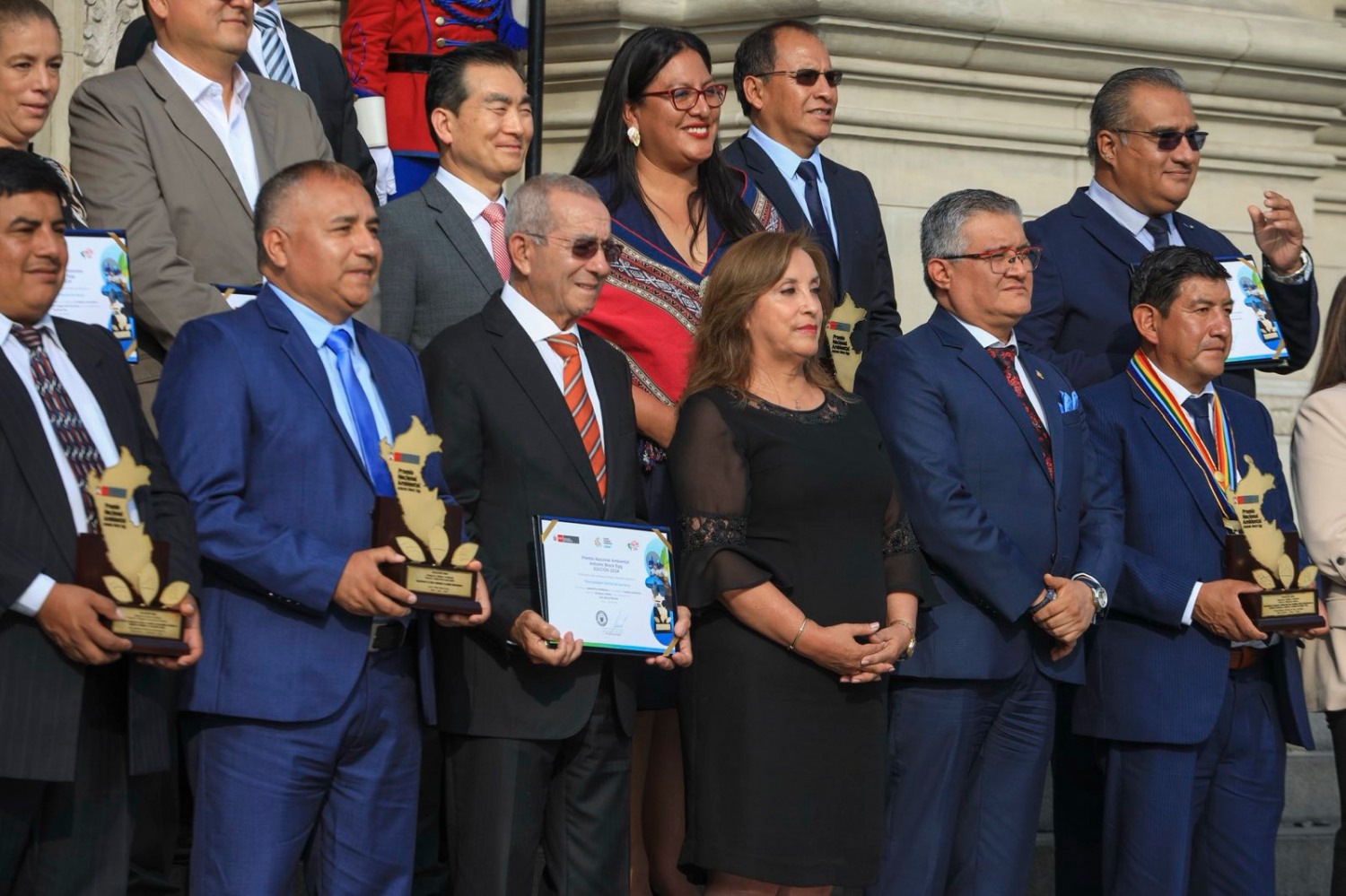 8일 페루 대통령궁에서 '안토니오 브락 에그' 국가환경상 수상자들이 디나 에르실리아 볼루아르테 세가라 대통령, 후안 카를로스 카스트로 바르가스 환경부 장관과 함께 단체 사진을 촬영하고 있다. 둘째줄 왼쪽에서 셋째가 '페루포셋 하나님의 교회' 김왕현 하나님의 교회 목사. (페루 환경부 공보실 제공)