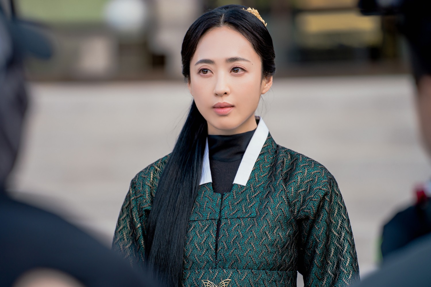 ‘체크인 한양’ 김민정, 변함없는 미모 다각도로 포착한 미공개 스틸 공개