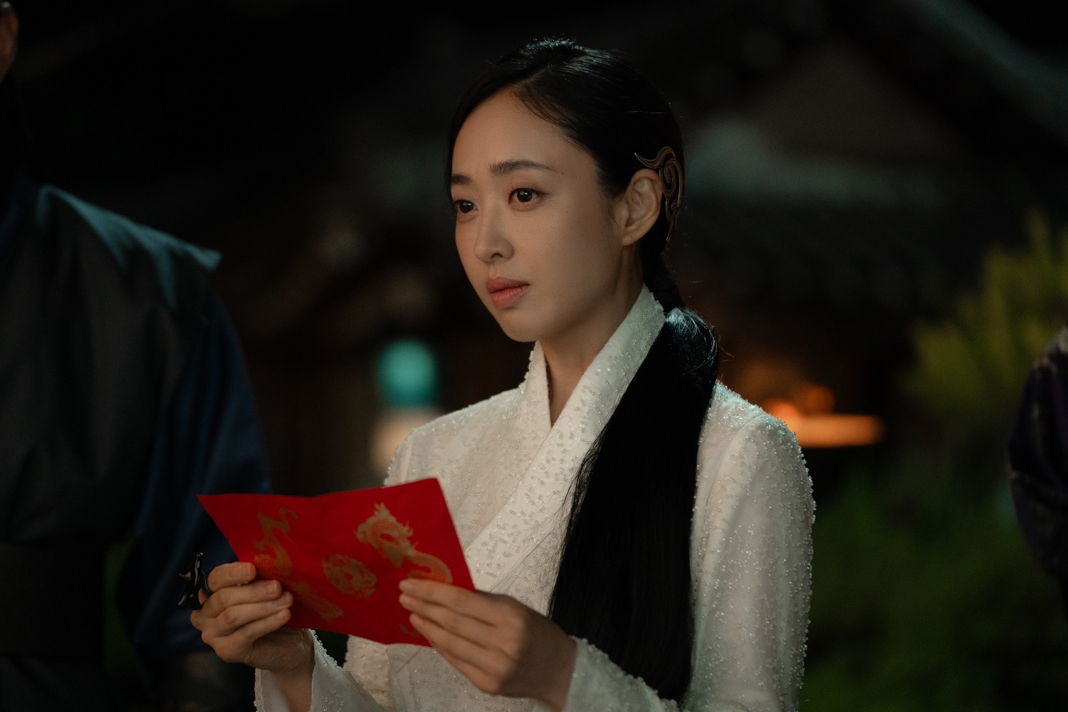 ‘체크인 한양’ 김민정, 변함없는 미모 다각도로 포착한 미공개 스틸 공개