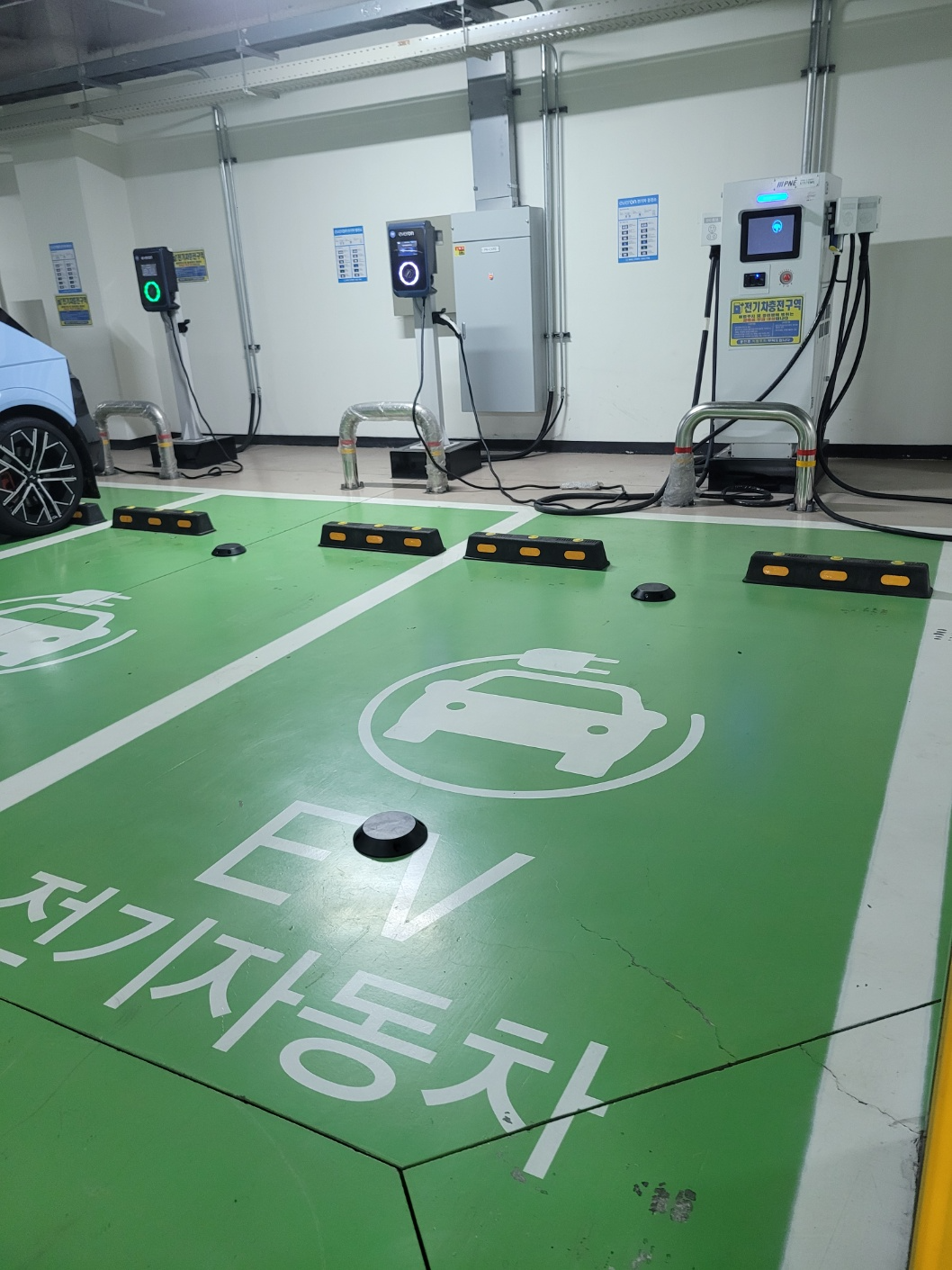 주차 바닥면에 온도를 감지하는 화재 조기경보 시스템 설치 사진