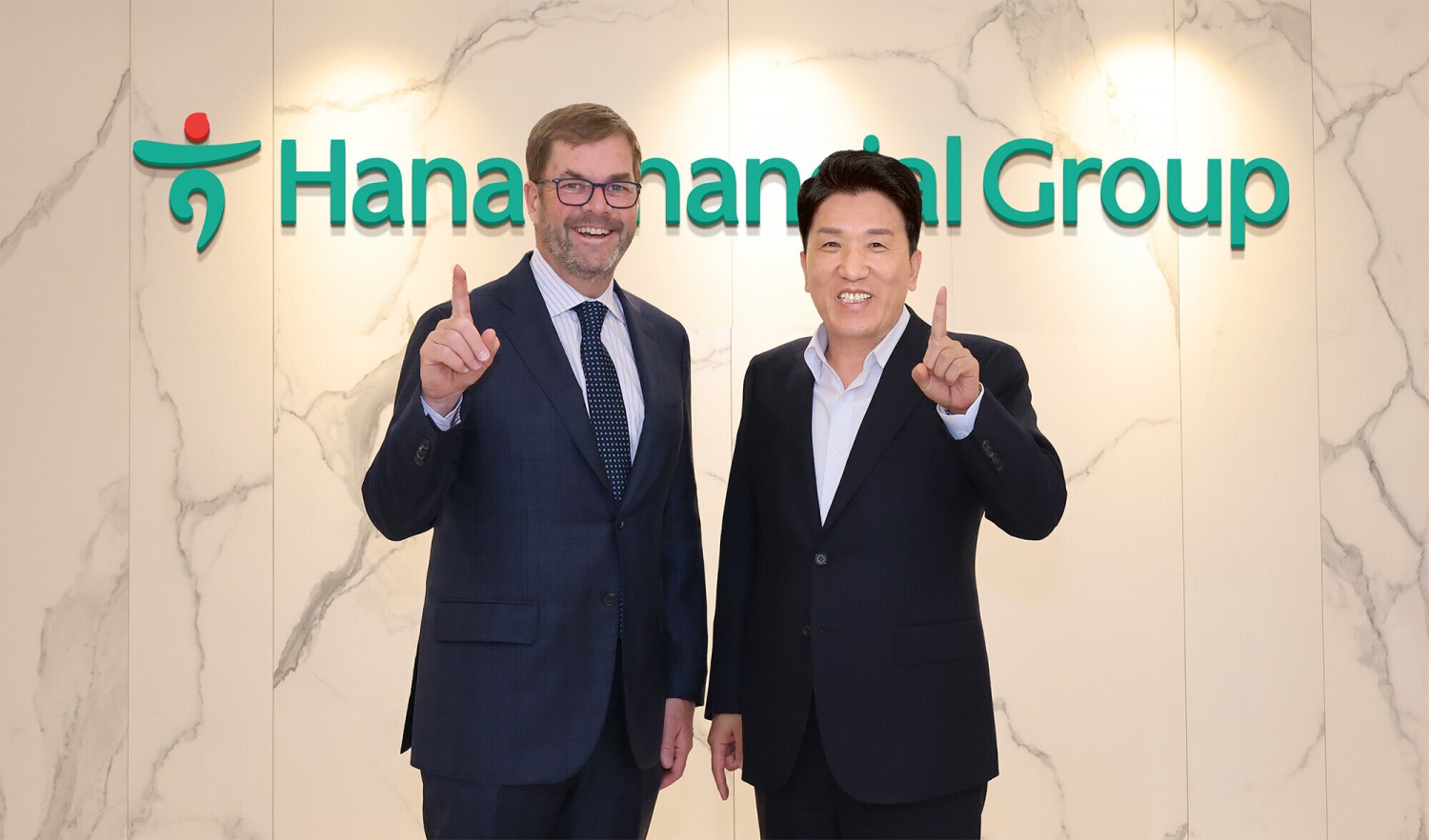 하나금융그룹은 지난 17일 서울시 중구 을지로 소재 하나금융그룹 명동 사옥에서 글로벌 최상위 사모펀드 운용사인 베인캐피탈(Bain Capital)과 최고경영자 미팅을 가졌다. 함영주 회장(사진 오른쪽)과 존 코노턴(John Connaughton) 베인캐피탈 글로벌 CEO(사진 왼쪽)가 기념 촬영을 하고 있다.