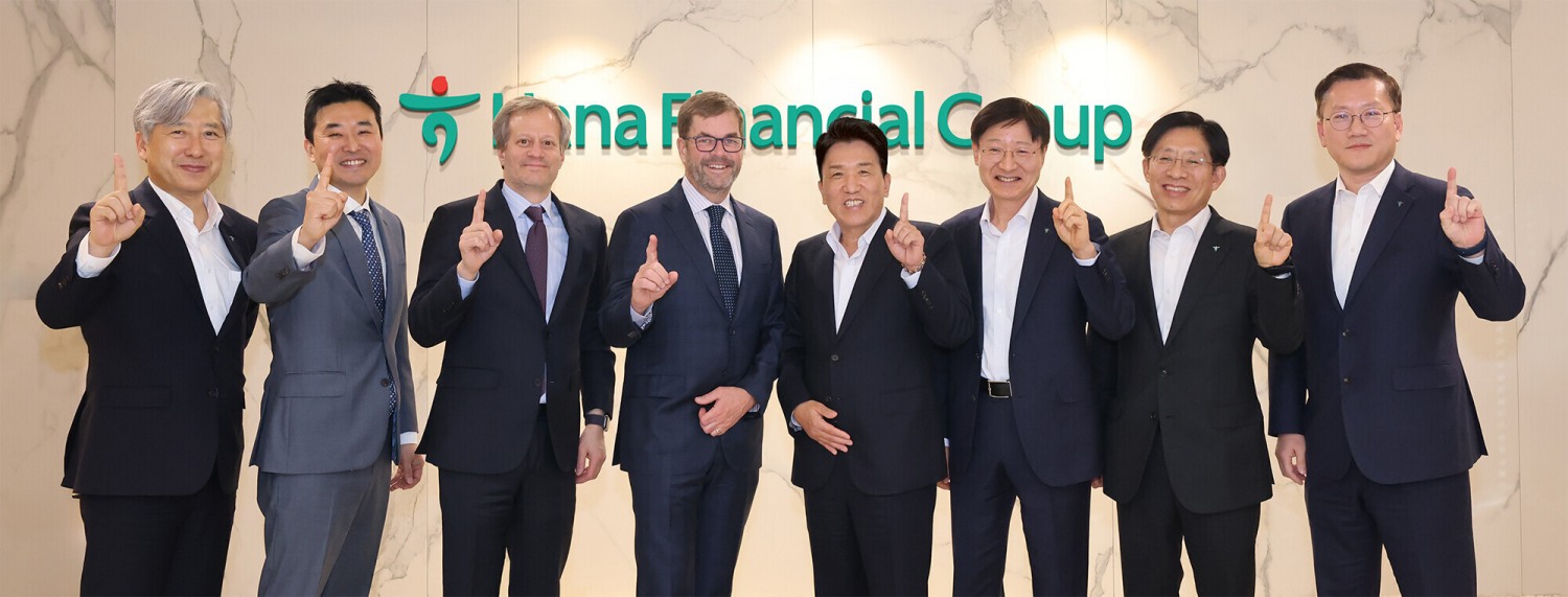 하나금융그룹은 지난 17일 서울시 중구 을지로 소재 하나금융그룹 명동 사옥에서 글로벌 최상위 사모펀드 운용사인 베인캐피탈(Bain Capital)과 최고경영자 미팅을 가졌다. 함영주 회장(사진 오른쪽에서 네번째), 이승열 부회장(사진 오른쪽에서 세번째), 강성묵 부회장(사진 오른쪽에서 두번째), 존 코노턴(John Connaughton) 베인캐피탈 글로벌 CEO(사진 왼쪽에서 네번째), 데이비드 그로스(David Gross) 베인캐피탈 공동대표(사진 왼쪽에서 세번째), 이정우 베인캐피탈 한국대표(사진 왼쪽에서 두번째)가 기념 촬영을 하고 있다.