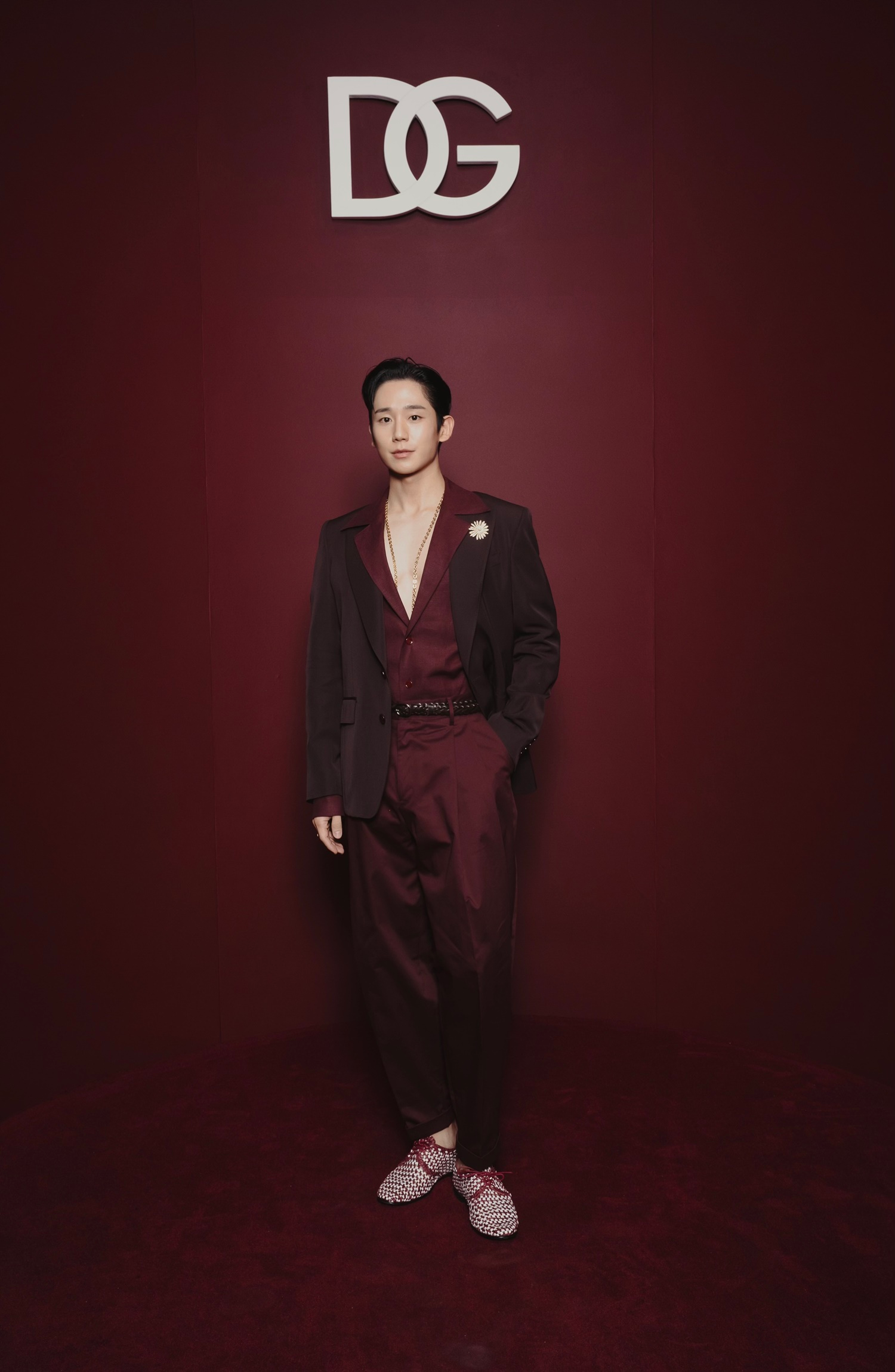 정해인, 밀라노 패션쇼 참석에 현지 들썩…‘독보적 존재감’