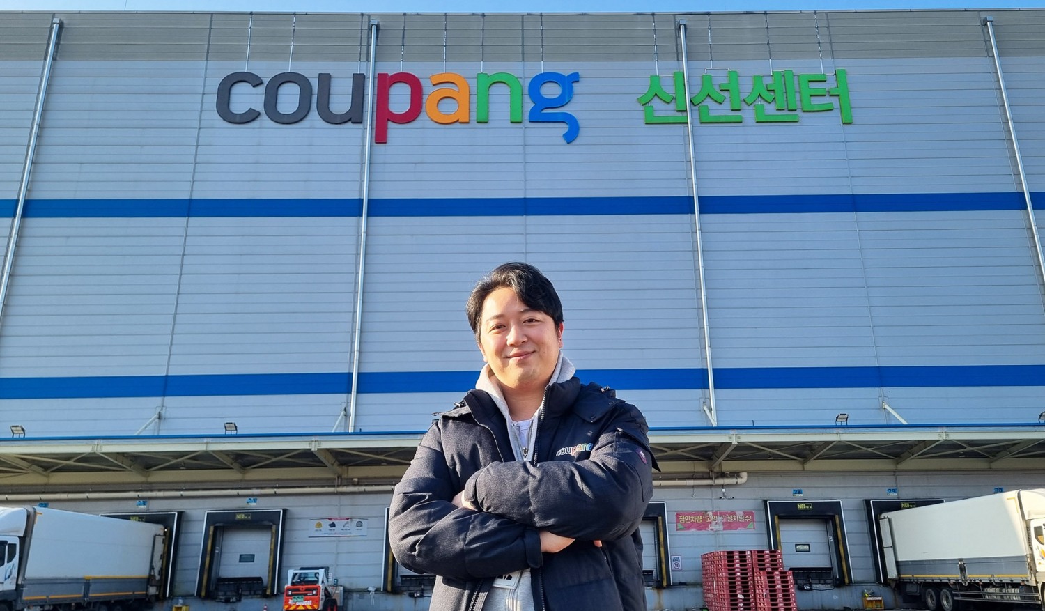 지난해 말 승진하며 CFS 최연소 인사팀장(조직장급)이 된 김성태(32) 씨가 쿠팡 용인물류센터 앞에서 포즈를 취하고 있다