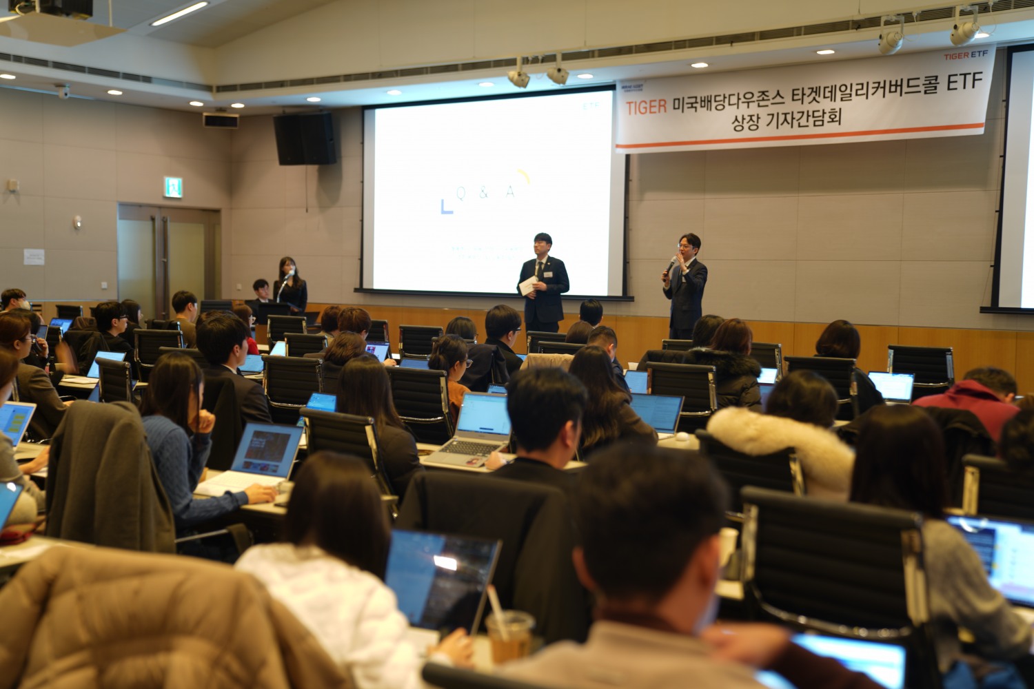 20일 여의도 FKI컨퍼런스센터에서 열린 ‘TIGER ETF 기자간담회’에서 미래에셋자산운용 전략ETF운용본부 이경준 본부장(오른쪽)과 전략ETF운용팀 오동준 팀장이 신규 출시 예정인 ‘TIGER 미국배당다우존스타겟데일리커버드콜 ETF’를 소개하고 있다.