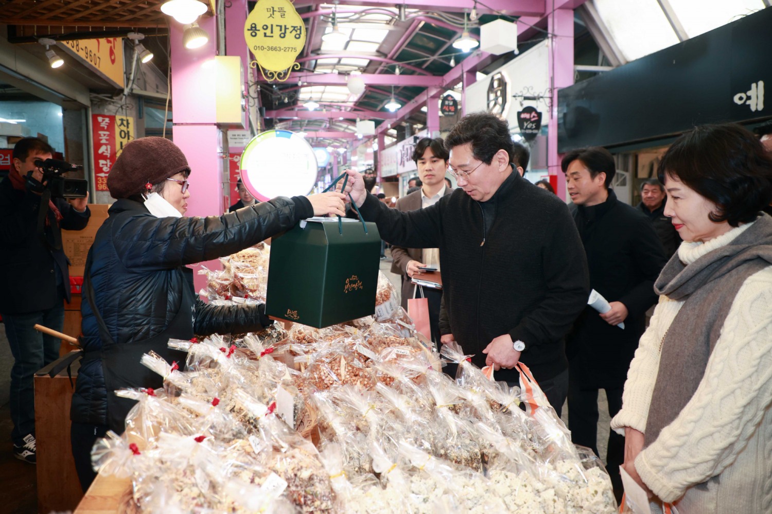이상일 시장 부인 김미영 여사와 함께 용인중앙시장 방문