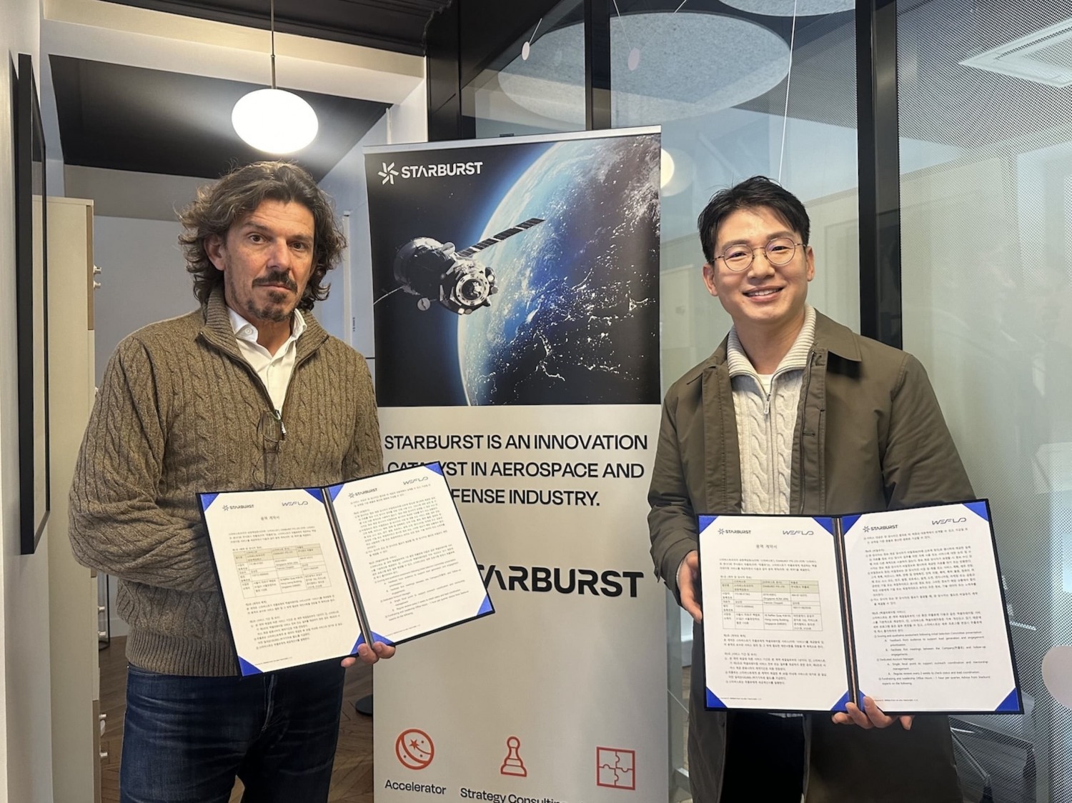 위플로가 스타버스트 파리 지사에서 스타버스트 CEO Francois Chopard와 엑셀러레이팅 계약 세레모니를 진행했다. (이미지=위플로 제공)