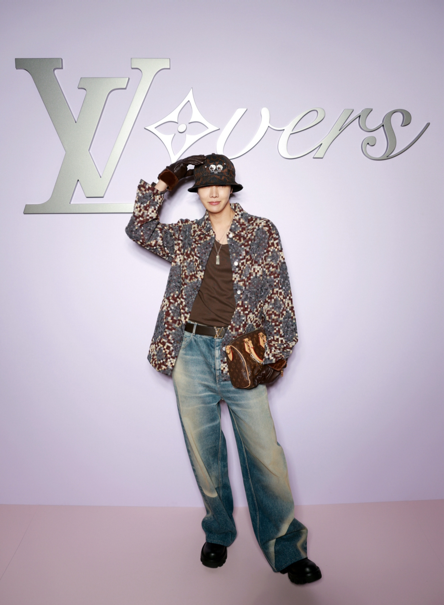 BTS 제이홉, 프랑스 뜨겁게 달군 인기…‘패션위크+자선 행사’ 광폭 행보