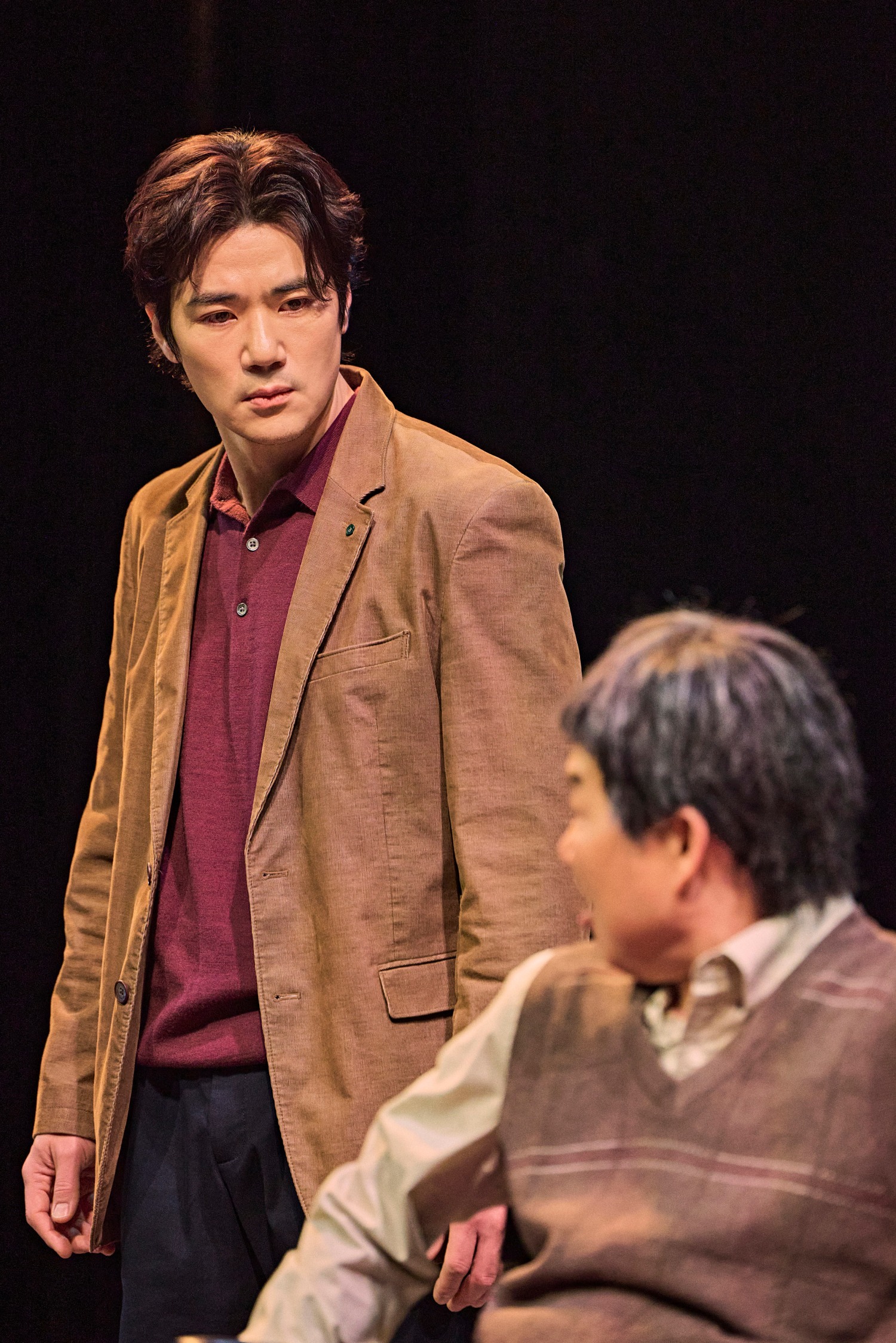 ‘붉은 낙엽’ 김강우, 연극 무대로의 화려한 귀환 알리다…‘넘사벽 카리스마+호소력 짙은 열연’