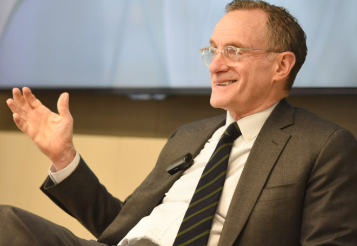 (상보) 하워드 막스 "앞으로 기준금리 급격한 하락 없이 3%대 유지할 것..올해 S&P500 기업 수익률 한 자릿수에 머물 것"