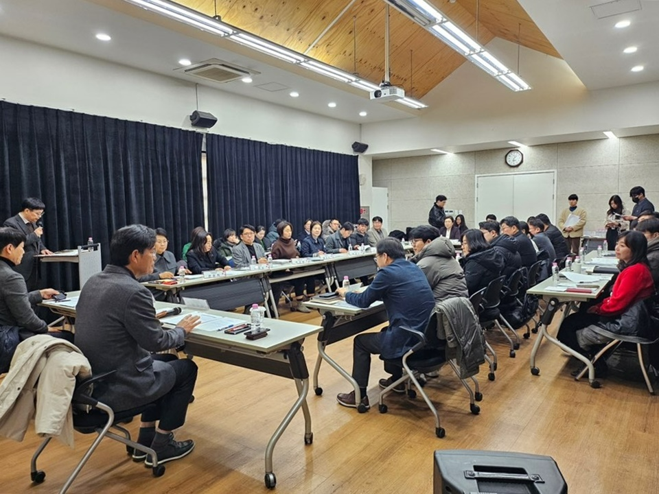 2월 6일 중구 개항장 내 ‘인천아트플랫폼’에서 ‘역사와 문화가 흐르는 개항장’을 글로벌 브랜드화 하기 위한 개항장 활성화 회의를 개최하고 있다. (인천시청 제공)