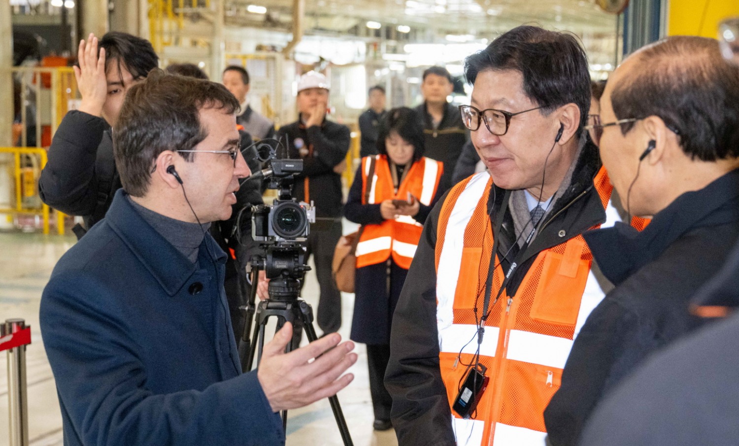 스테판 드블레즈 르노코리아 사장(왼쪽)이 7일 르노코리아 부산공장에 방문한 박형준 부산시장과 대화를 나누고 있다.