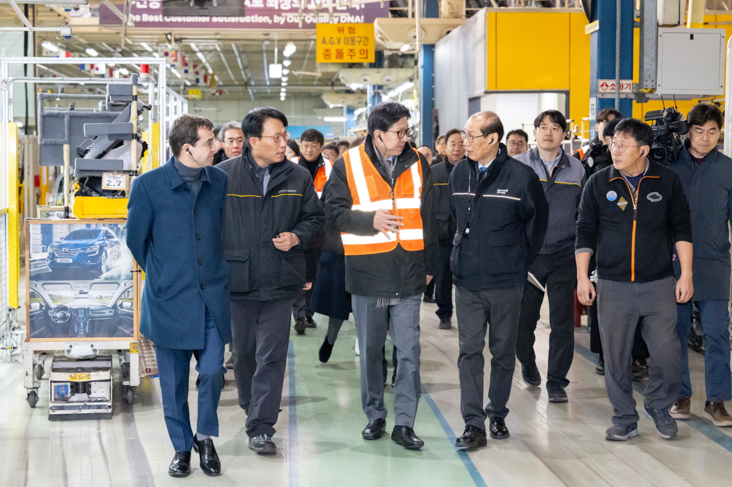 스테판 드블레즈 사장(왼쪽 첫번째), 박형준 시장(왼쪽 세번째), 이해진 제조본부장(왼쪽 네번째)이 부산공장을 점검하고 있다.