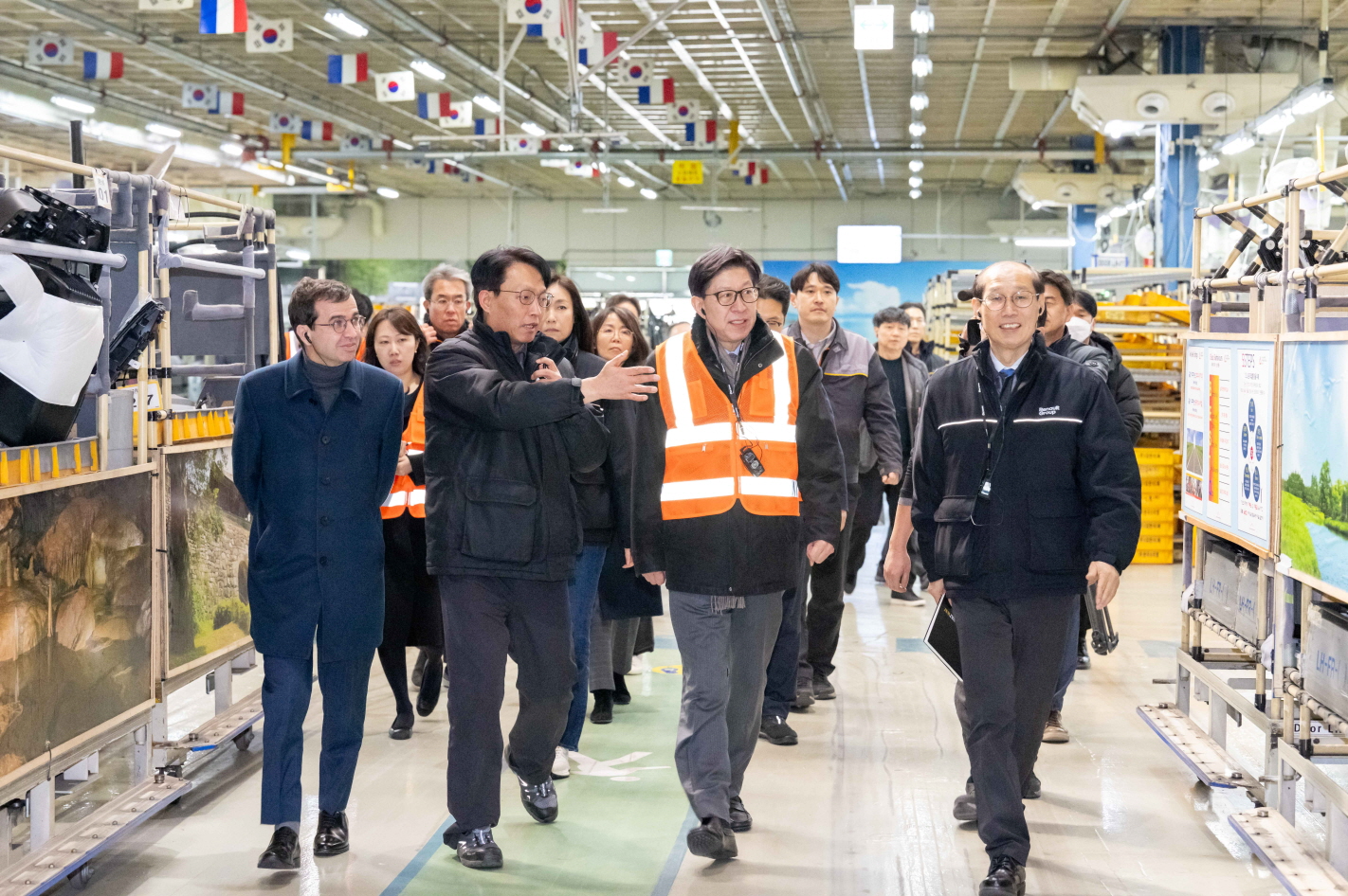 스테판 드블레즈 사장(왼쪽 첫번째), 박형준 시장(왼쪽 세번째), 이해진 제조본부장(왼쪽 네번째)이 부산공장을 점검하고 있다.