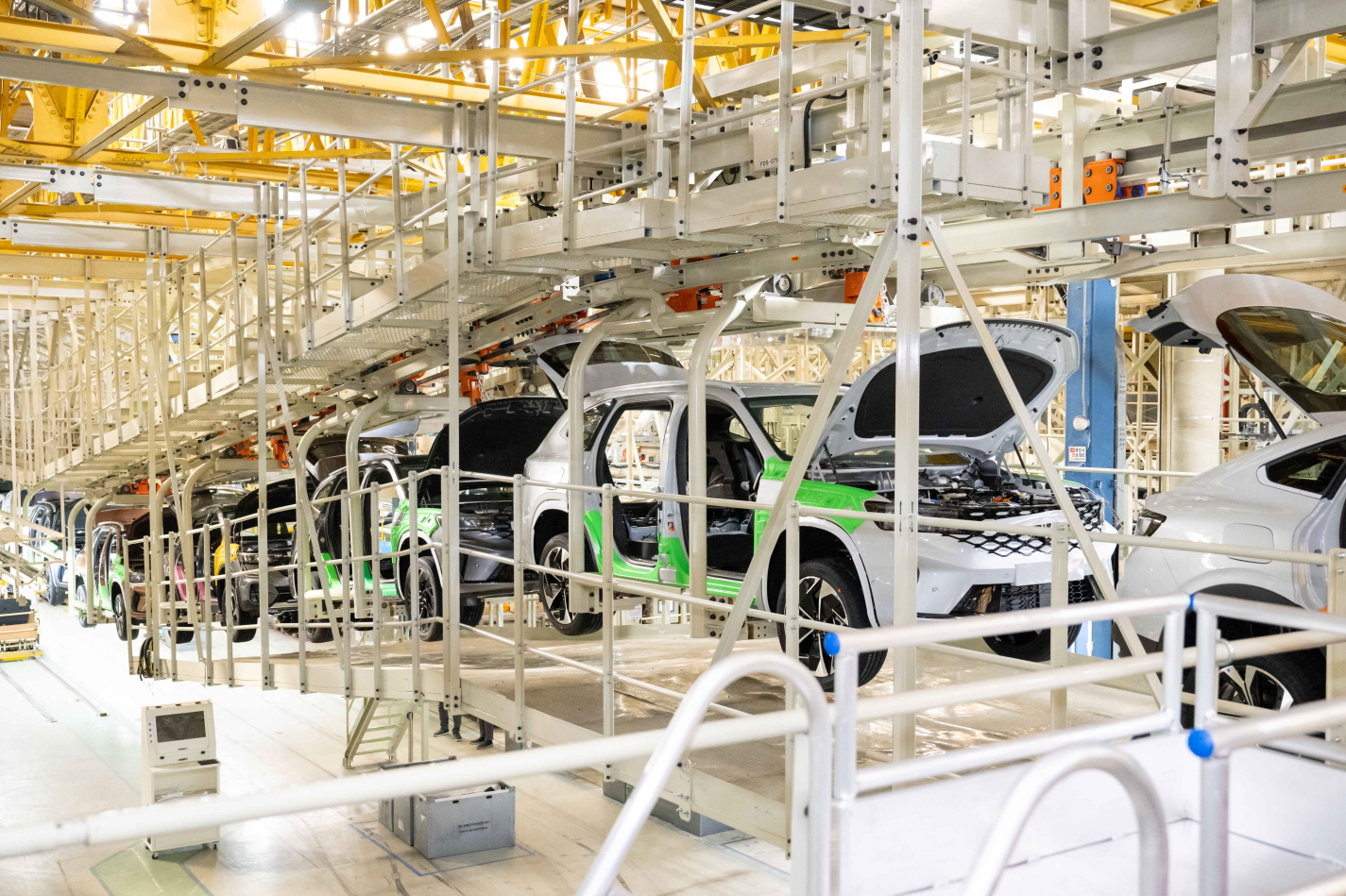 전기차 혼류 생산을 위해 부산공장에 새롭게 설치한 차량 이동 장치 ’섀시 행거(Chassis Hanger)‘