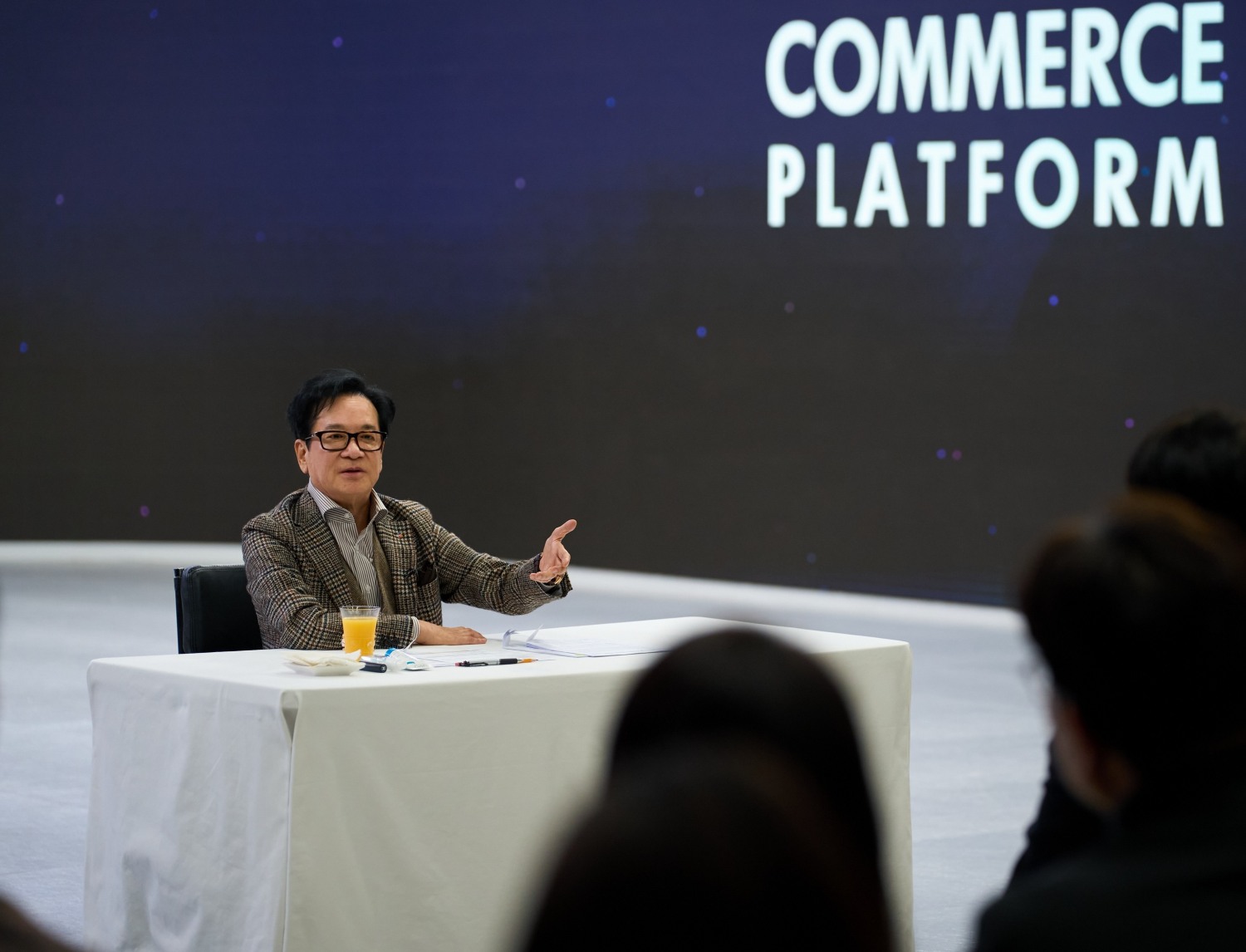 CJ그룹 이재현 회장이 지난 7일 서울 서초구 CJ온스타일 본사에서 직원들을 만나 격려하고 있다./CJ그룹 제공