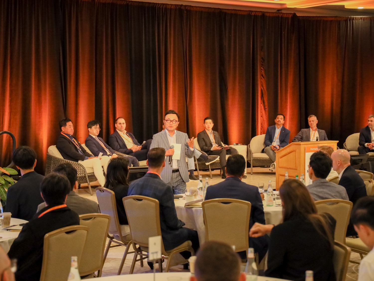 현지시간 3~4일 미국 페어몬트 하와이 호텔에서 열린 ‘미래에셋 ETF Rally 2025’에서 미래에셋그룹 박현주 회장과 글로벌 ETF 임직원들이 ETF 비즈니스 현황을 공유하고 있다.