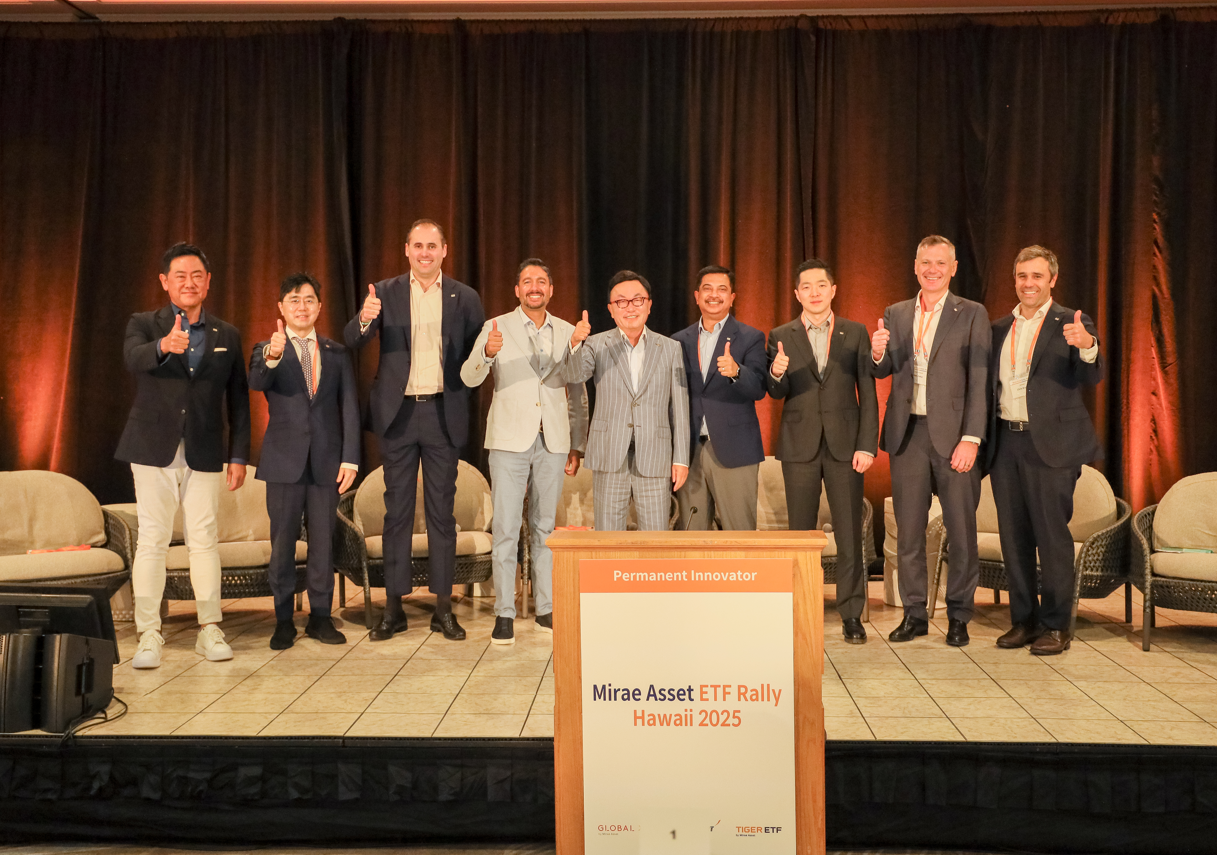 현지시간 3~4일 미국 페어몬트 하와이 호텔에서 열린 ‘미래에셋 ETF Rally 2025’에서 미래에셋그룹 박현주 회장(왼쪽에서 다섯번째)과 글로벌 ETF 임직원들이 기념사진을 촬영하고 있다.