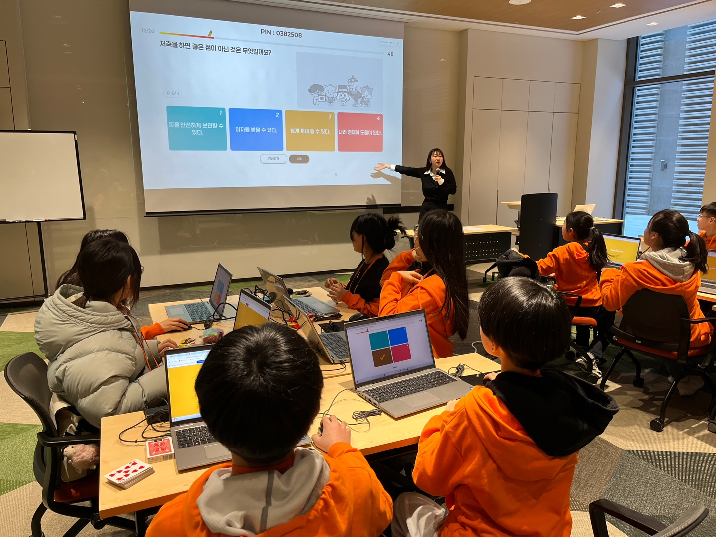 7~8일 강원도 홍천에서 열린 제2회 ‘미래에셋 우리아이TDF 행복가족여행’에서 초등학생들이 금융 교육 프로그램에 참여하고 있다.