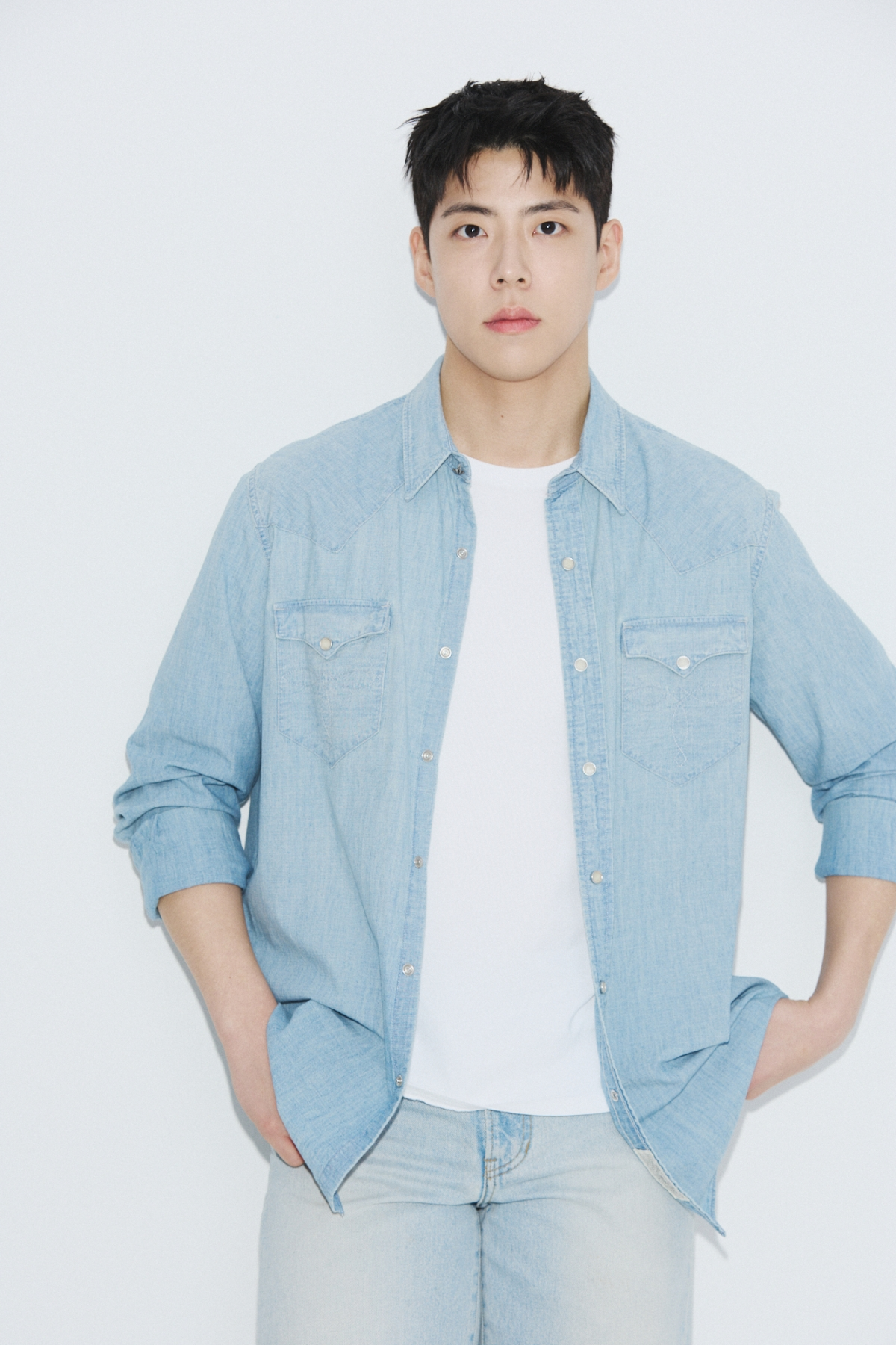 최우성, 청량 비주얼 담은 새 프로필 사진 공개…2025년 열일 예고