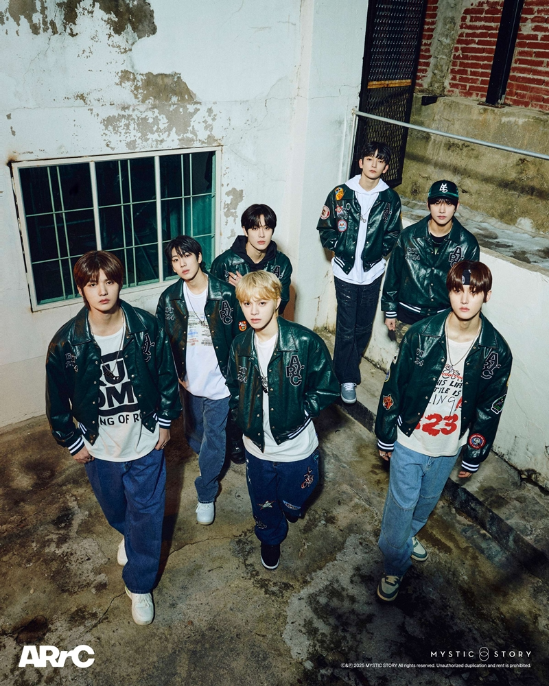 아크, 미니 2집 포토 드롭 공개반다나→밀리터리 팬츠 완벽 소화