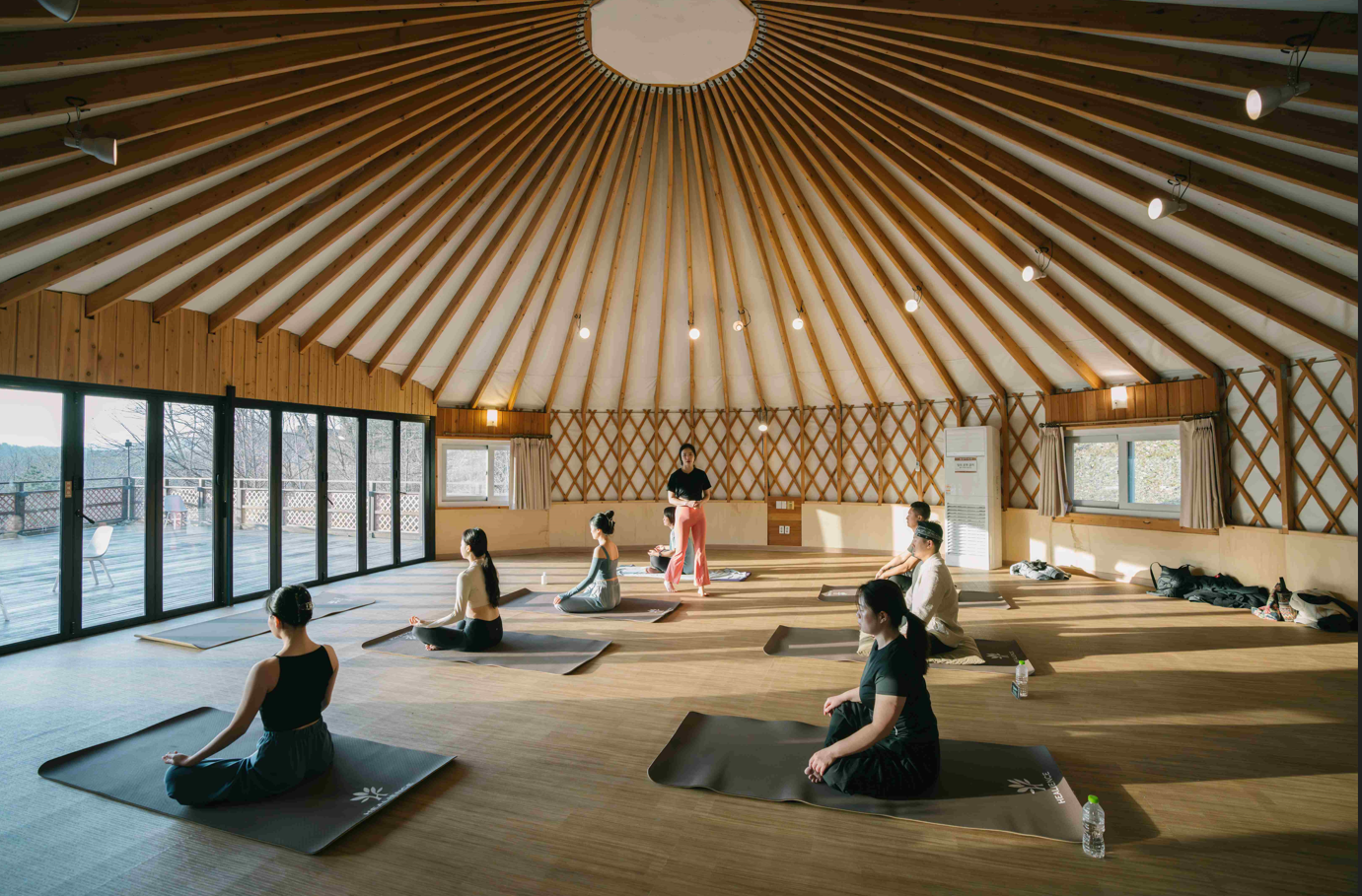 홍천 선마을에서 봄을 맞아 진행된 '웰니스 선데이' 프로그램에서 참가자들이 자연 속에서 신체와 마음을 재충전하는 시간을 갖고 있다.