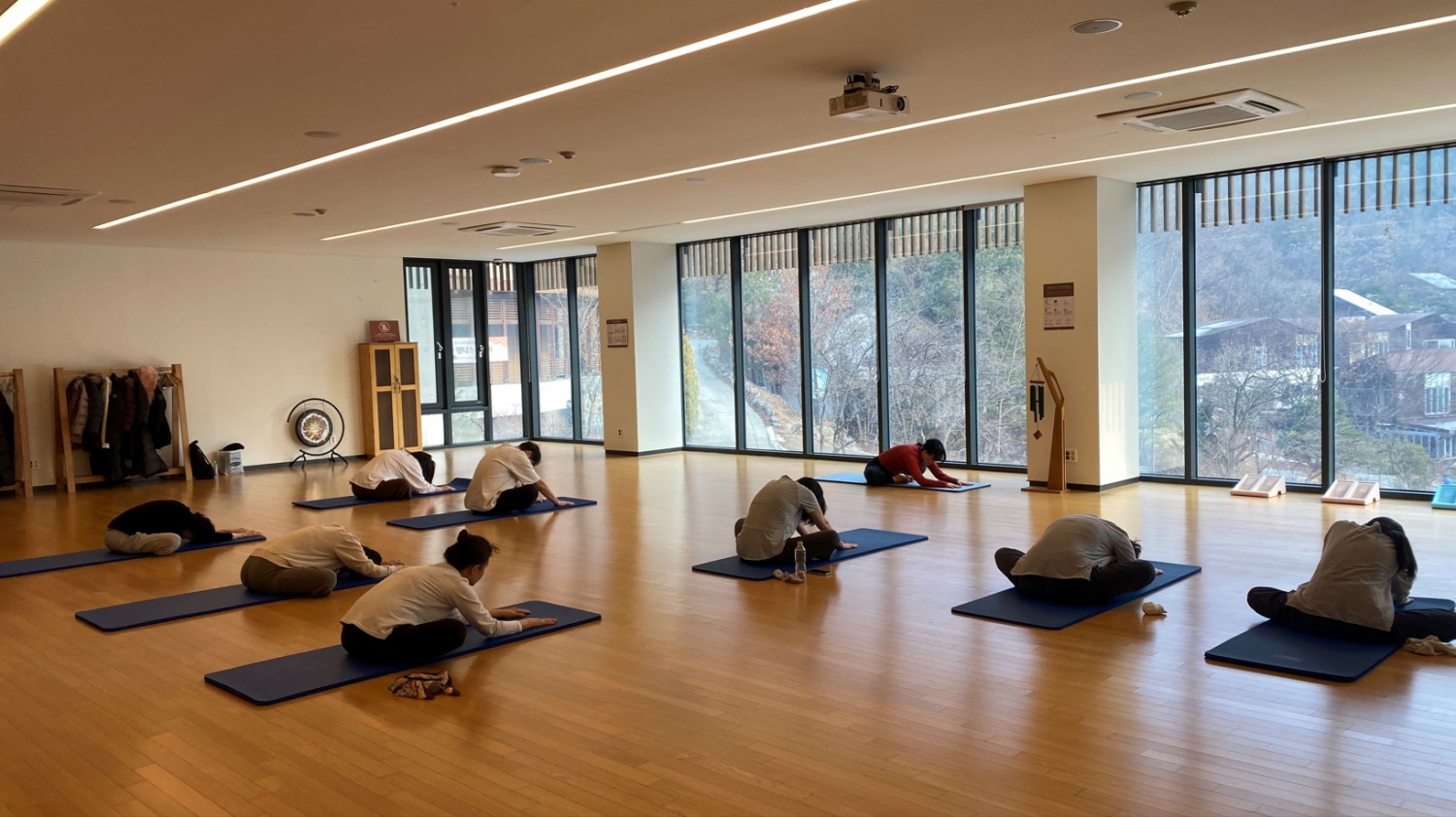 홍천 선마을에서 봄을 맞아 진행된 '웰니스 선데이' 프로그램에서 참가자들이 자연 속에서 신체와 마음을 재충전하는 시간을 갖고 있다.