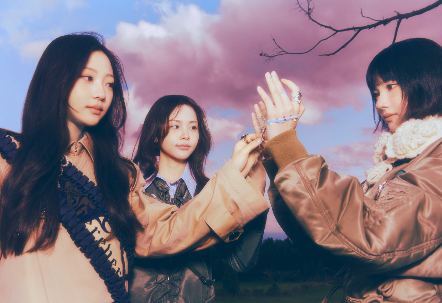 하츠투하츠, 데뷔곡 ‘더 체이스’ 퍼포먼스에 담은 모험을 앞둔 다채로운 감정…‘화려하고 풍성한 안무’