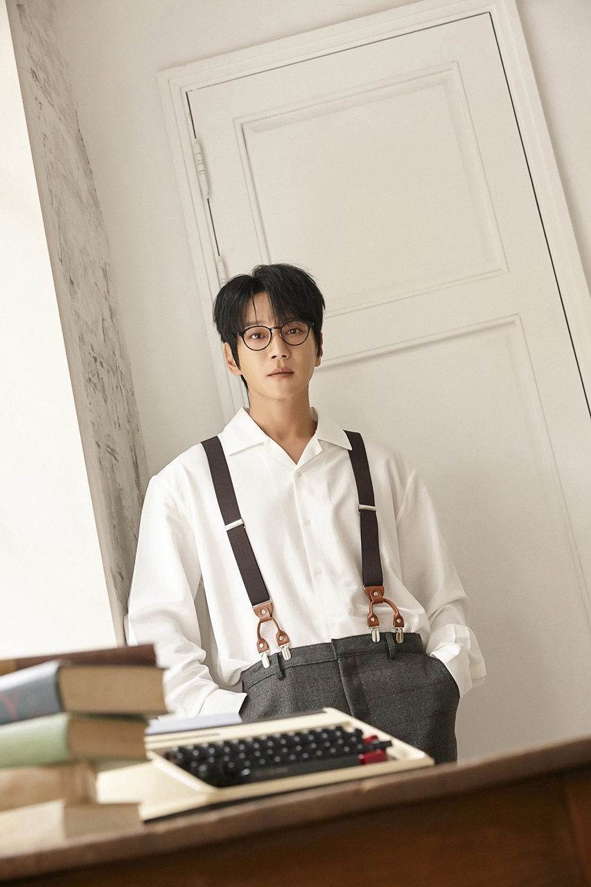 황치열, 정규 3집 콘셉트 포토 추가 공개…'댄디+시크' 이지적 비주얼