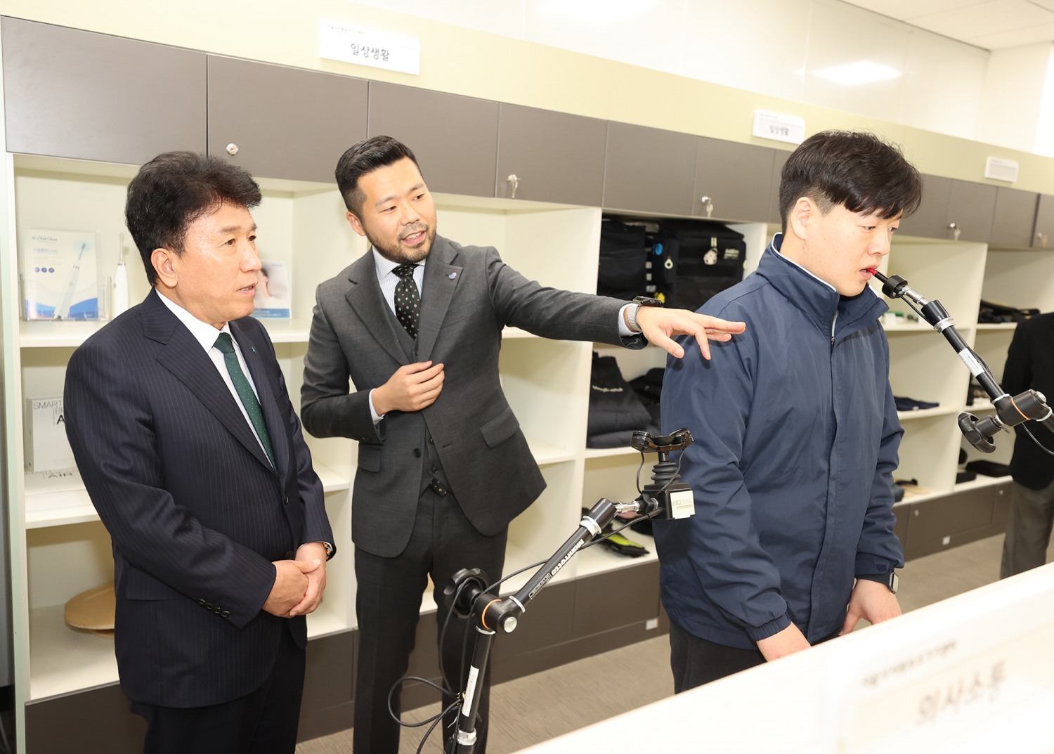 이날 전달식에 참석한 함영주 회장(사진 맨 왼쪽)이 장애ㆍ아동 청소년을 위한 학습 보조기구를 살펴보고 있다.