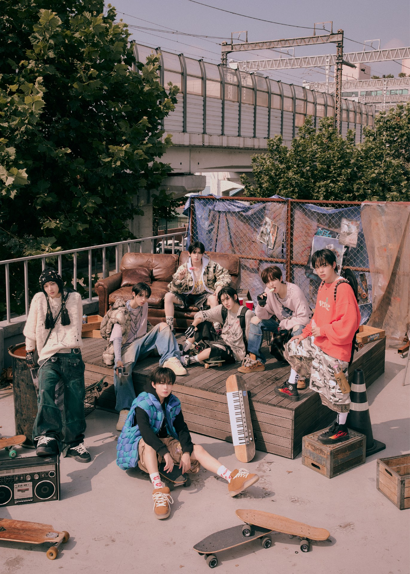 킥플립, 'Knock Knock' 뮤직비디오 인기몰이…‘종횡무진 활약세’