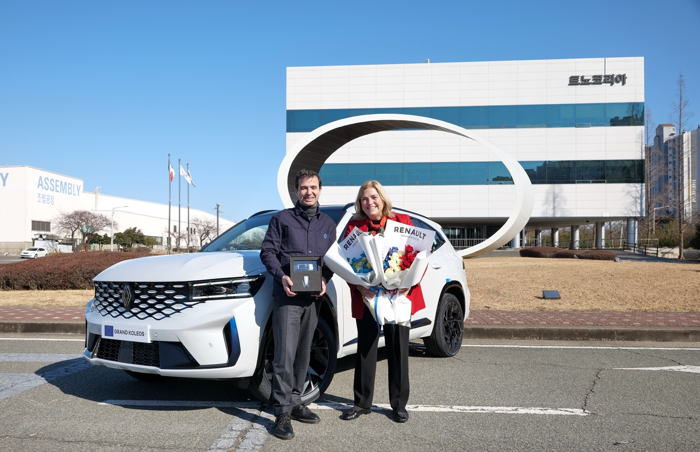 스테판 드블레즈 르노코리아 사장(좌측)은 19일 르노코리아 부산공장에서 마리아 카스티요 페르난데즈 주한 EU대사가 공식차량으로 사용할 그랑 콜레오스 E-Tech 하이브리드를 전달했다.