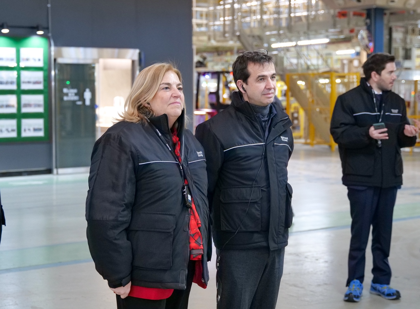 스테판 드블레즈 르노코리아 사장(우측)이 19일 부산공장을 방문한 마리아 카스티요 페르난데즈 주한 EU대사와 함께 공장 시설을 둘러보고 있다.