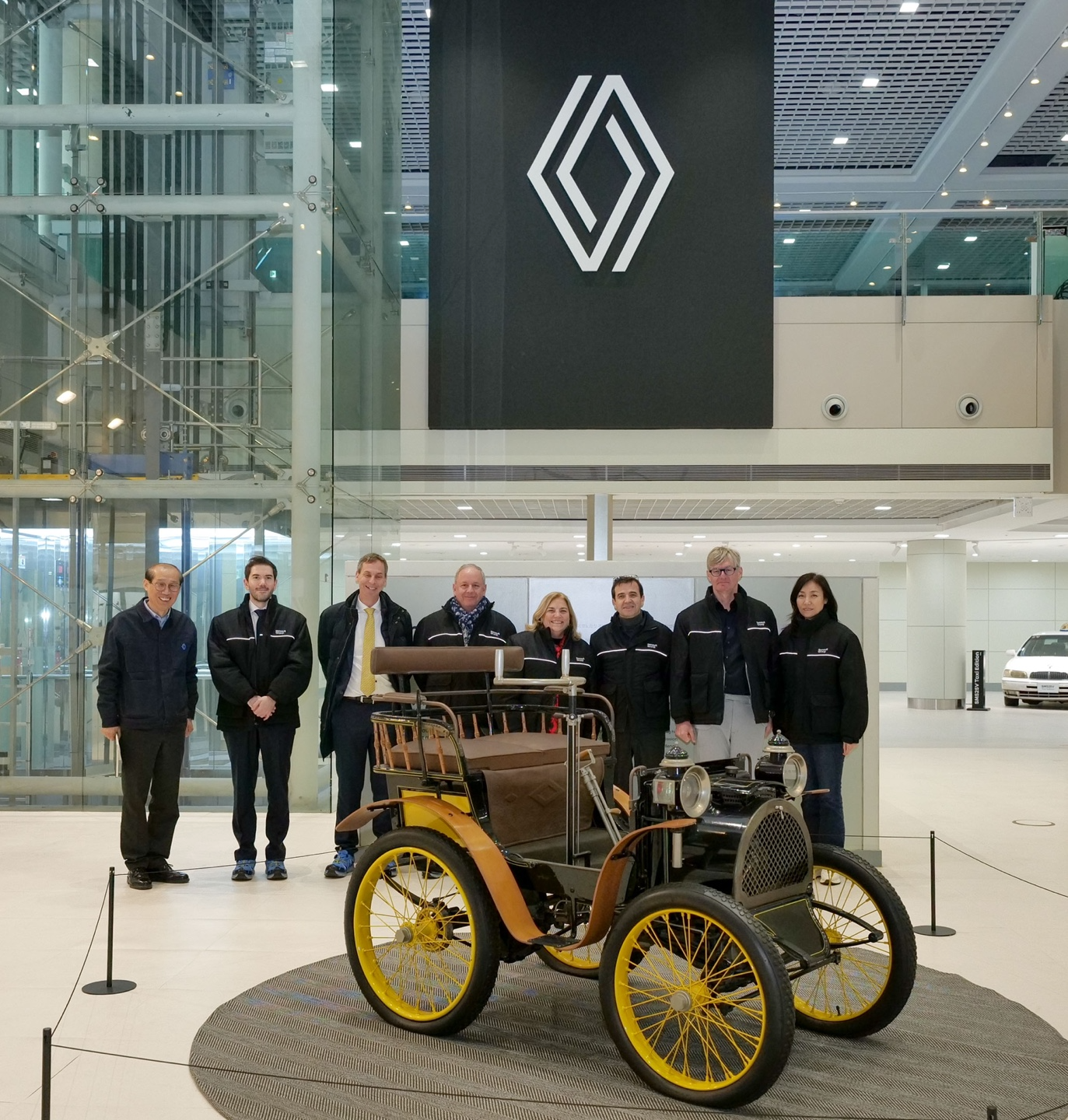 19일 르노코리아 부산공장을 방문한 마리아 카스티요 페르난데즈 대사(좌측에서 다섯번째) 등 주한 유럽연합 대표부 주요 관계자들이 스테판 드블레즈 르노코리아 사장(좌측에서 여섯번째)과 함께 공장 갤러리에 전시돼 있는 르노 최초의 자동차 ‘부아트레 Type A’ 앞에서 기념 촬영을 하고 있다.