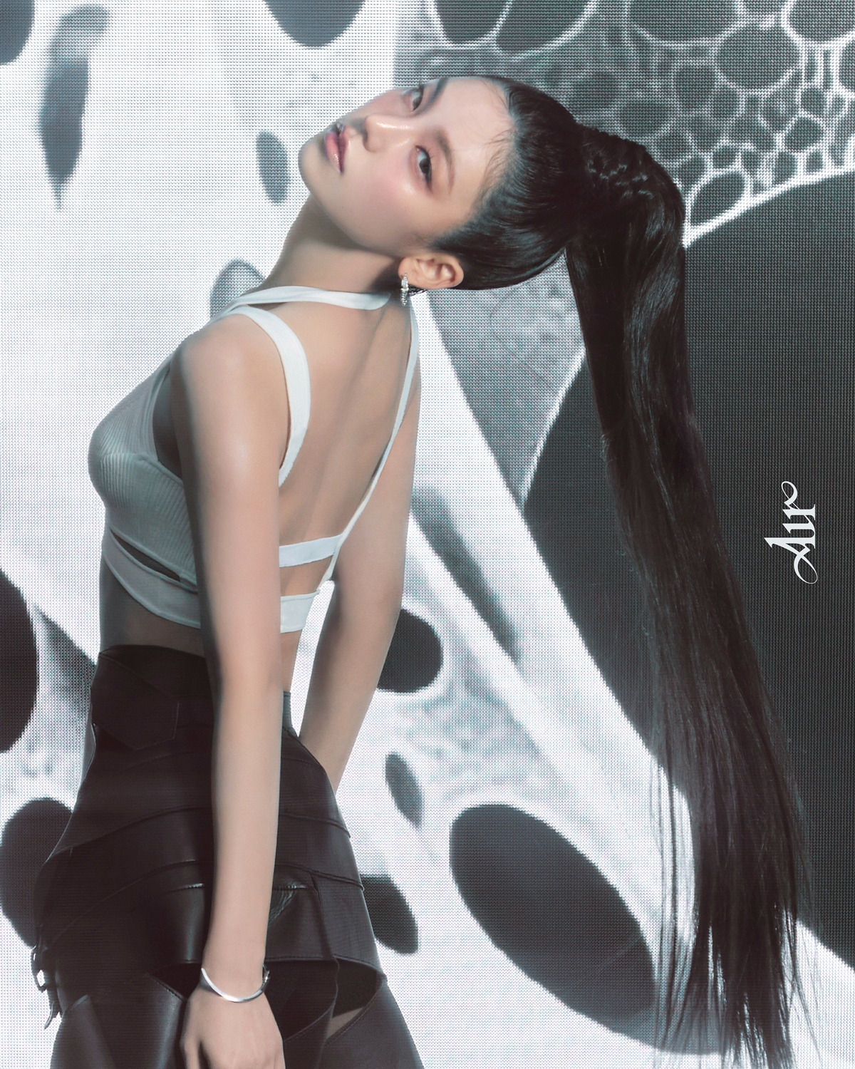 ITZY 예지, 솔로 1집 콘셉트 포토 & 쇼트 필름 최초 공개…강렬하게 빠져드는 숨멎 비주얼