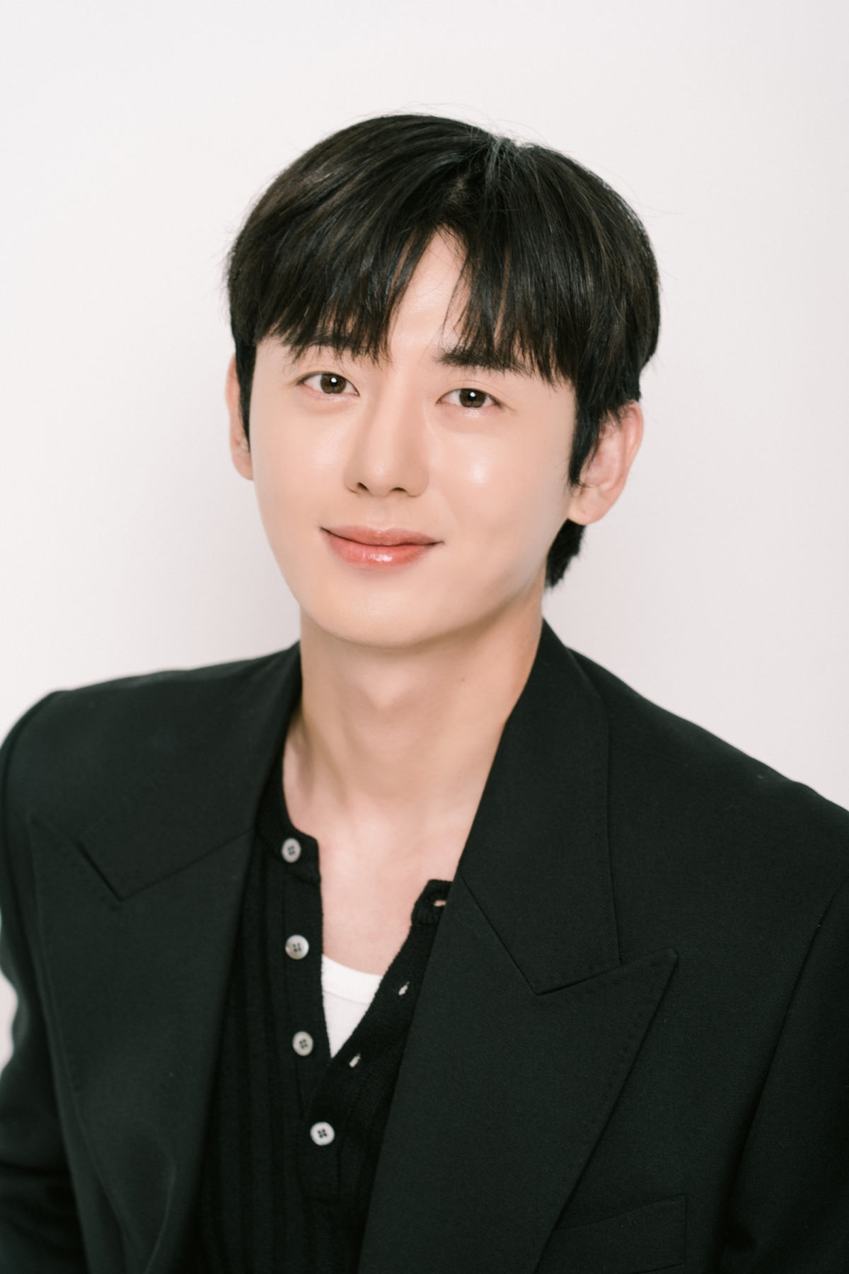 이지훈, 마동석 제작 ‘백수아파트’로 26일 스크린 컴백…경수진과 현실 남매 케미