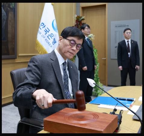 (상보) 한은 예상대로 기준금리 25bp 인하..올해 성장률 전망치 11월보다 0.4%p 낮춰