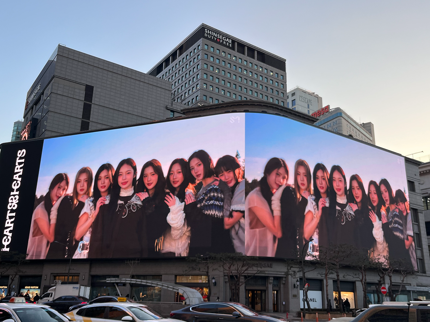 하츠투하츠, ‘더 체이스’ 뮤직비디오 신세계스퀘어 공개…서울 랜드마크 꽉 채운 여덟 멤버들의 신비로운 매력