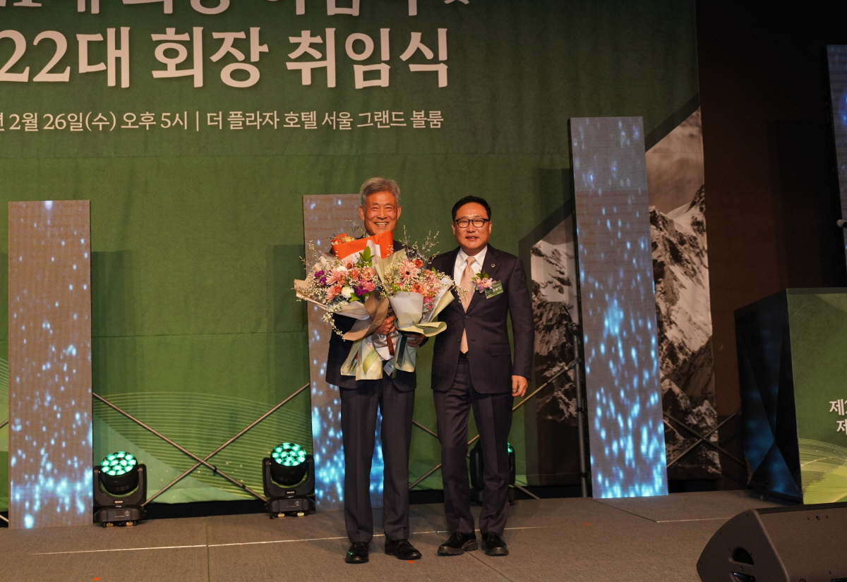 △ 제21대 손중호 회장 이임식 및 제22대 조좌진 회장 취임식 장면. (좌)손중호 회장, (우)조좌진 신임 회장.