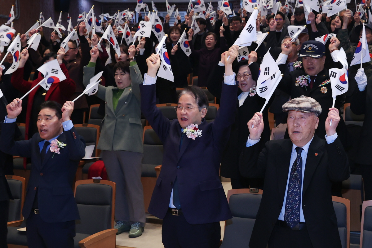 태극기 힘차게 흔들며 만세삼창 하는 이동환 고양특례시장