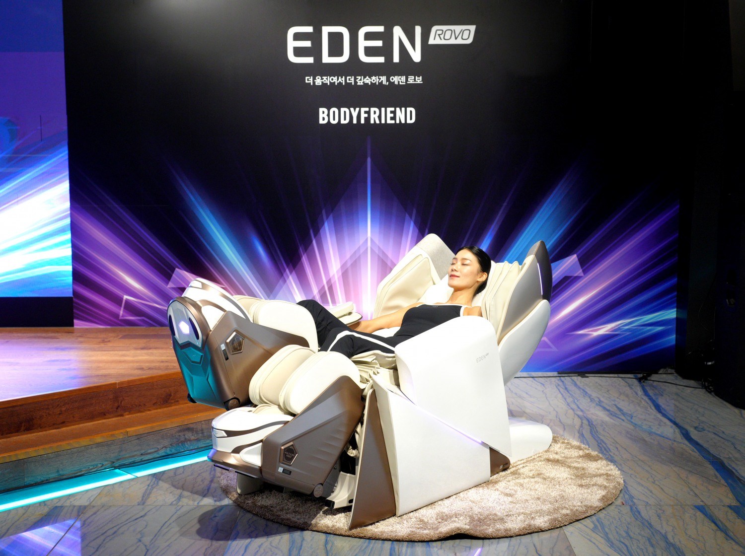 강하나 스트레칭 강사가 론칭 컨퍼런스에서 '에덴로보' 스페셜 프로그램을 시연하고 있다